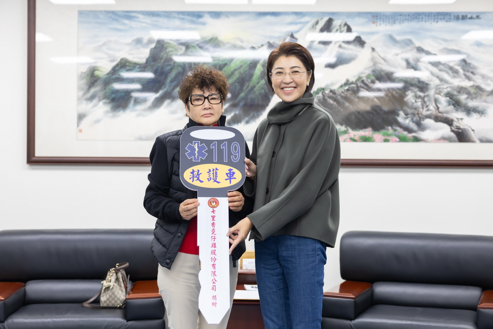 相關圖片2-善心企業捐贈救護、救災指揮車　許縣長回贈紀念小車致謝