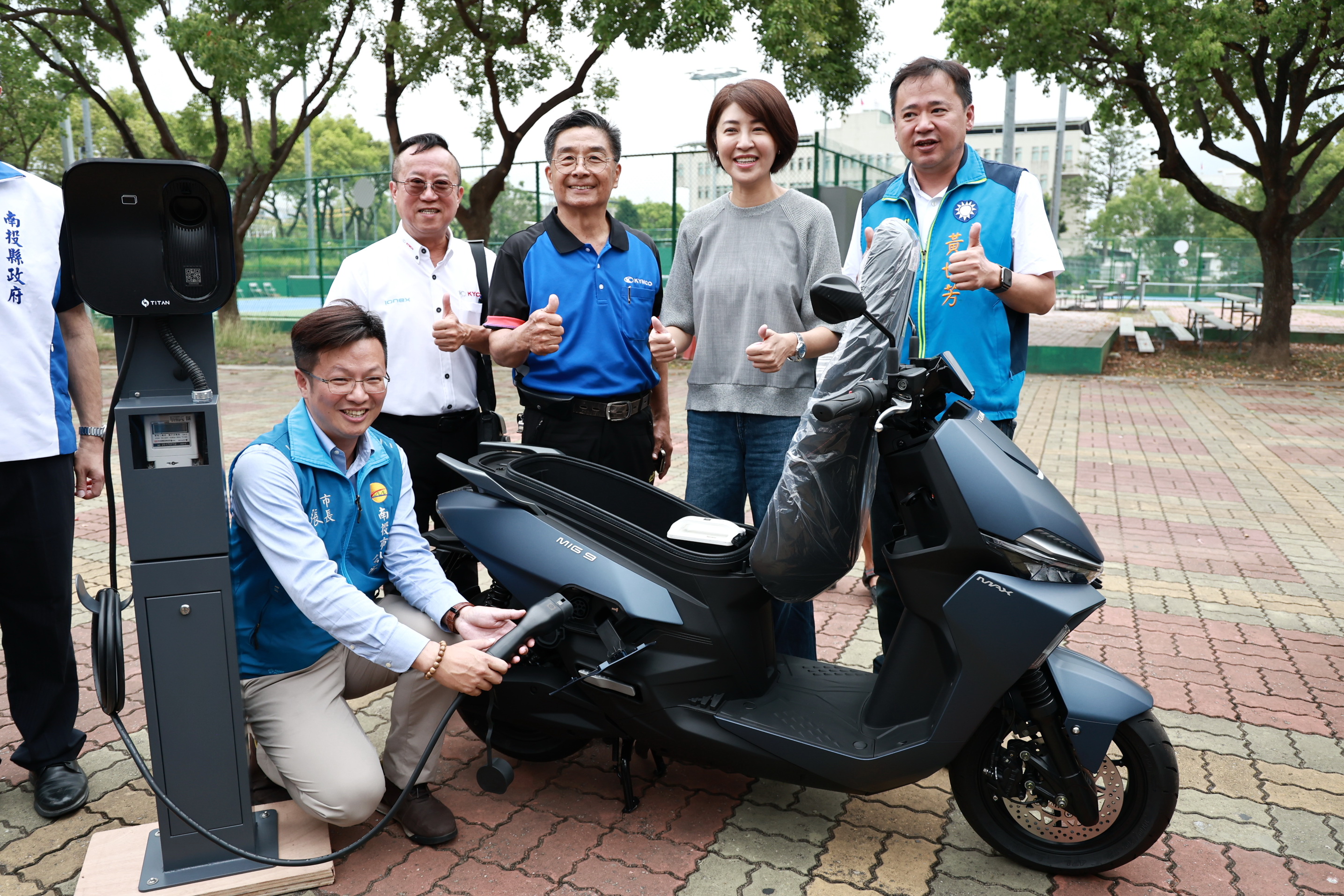 相關圖片2-許縣長宣布調高汰舊換購電動機車補助及新增汽車充電樁設置補助方案