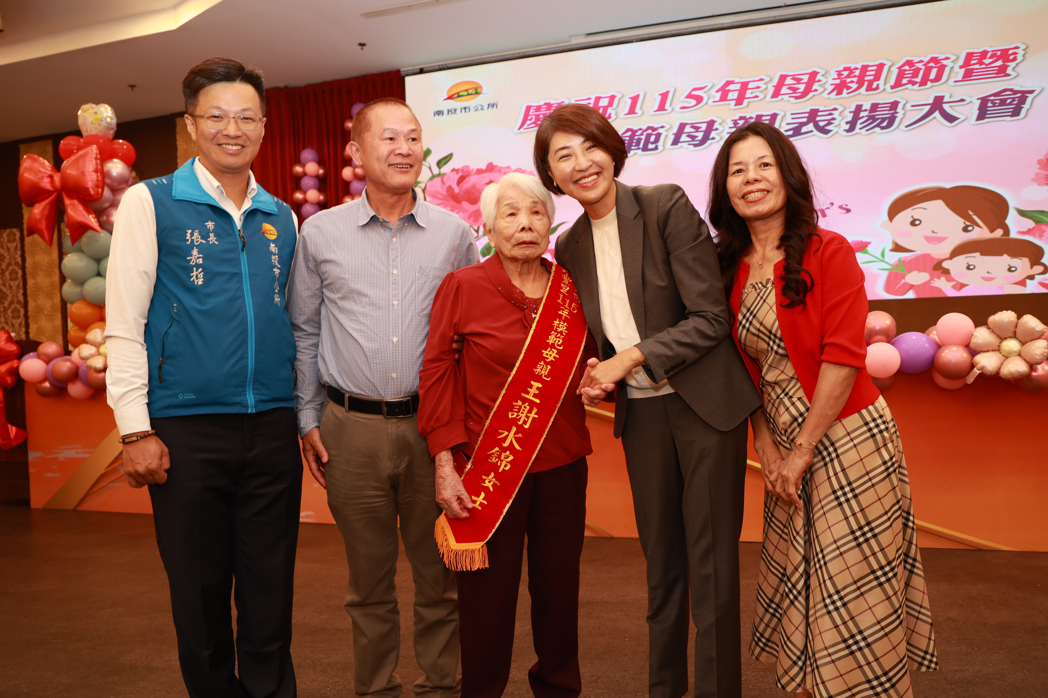 相關圖片1-許淑華縣長分赴集集與南投市　表揚模範母親