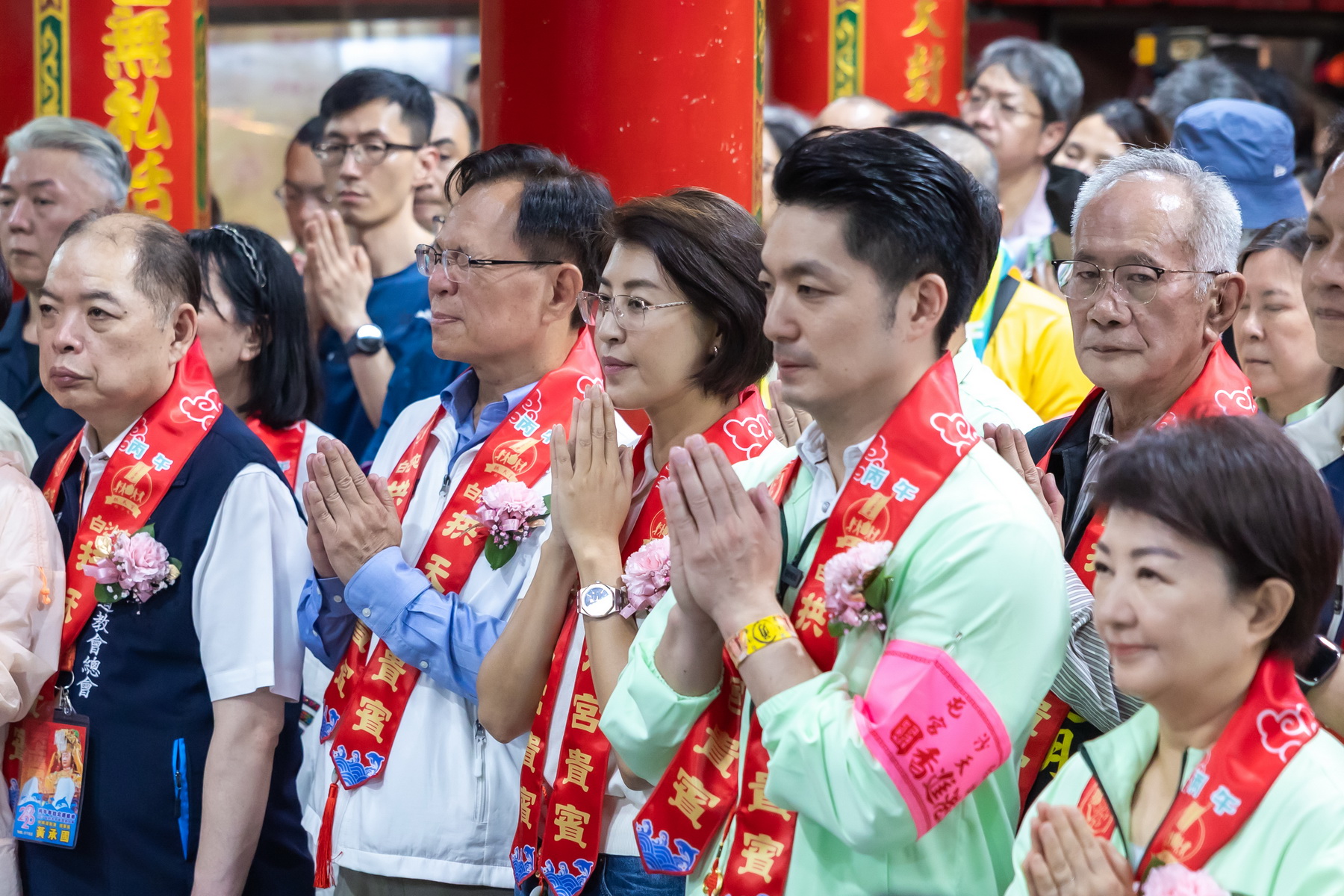 相關圖片4-許縣長參加白沙屯媽祖徒步進香登轎儀式　為縣民祈福