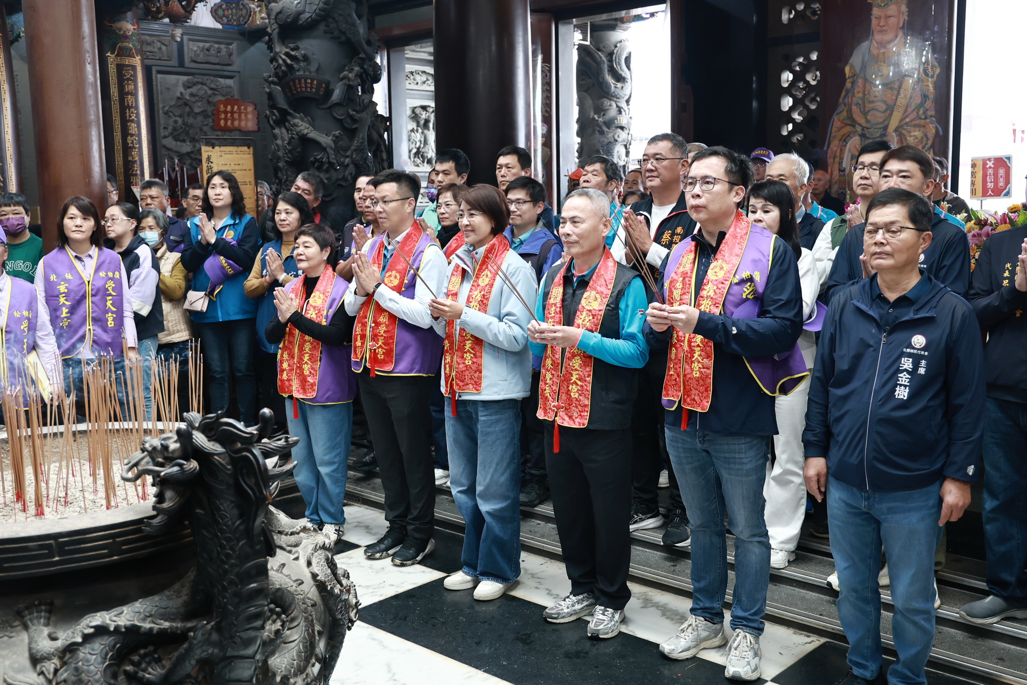 相關圖片3-許縣長出席受天宮團拜獻禮揭米糕桃祝壽活動