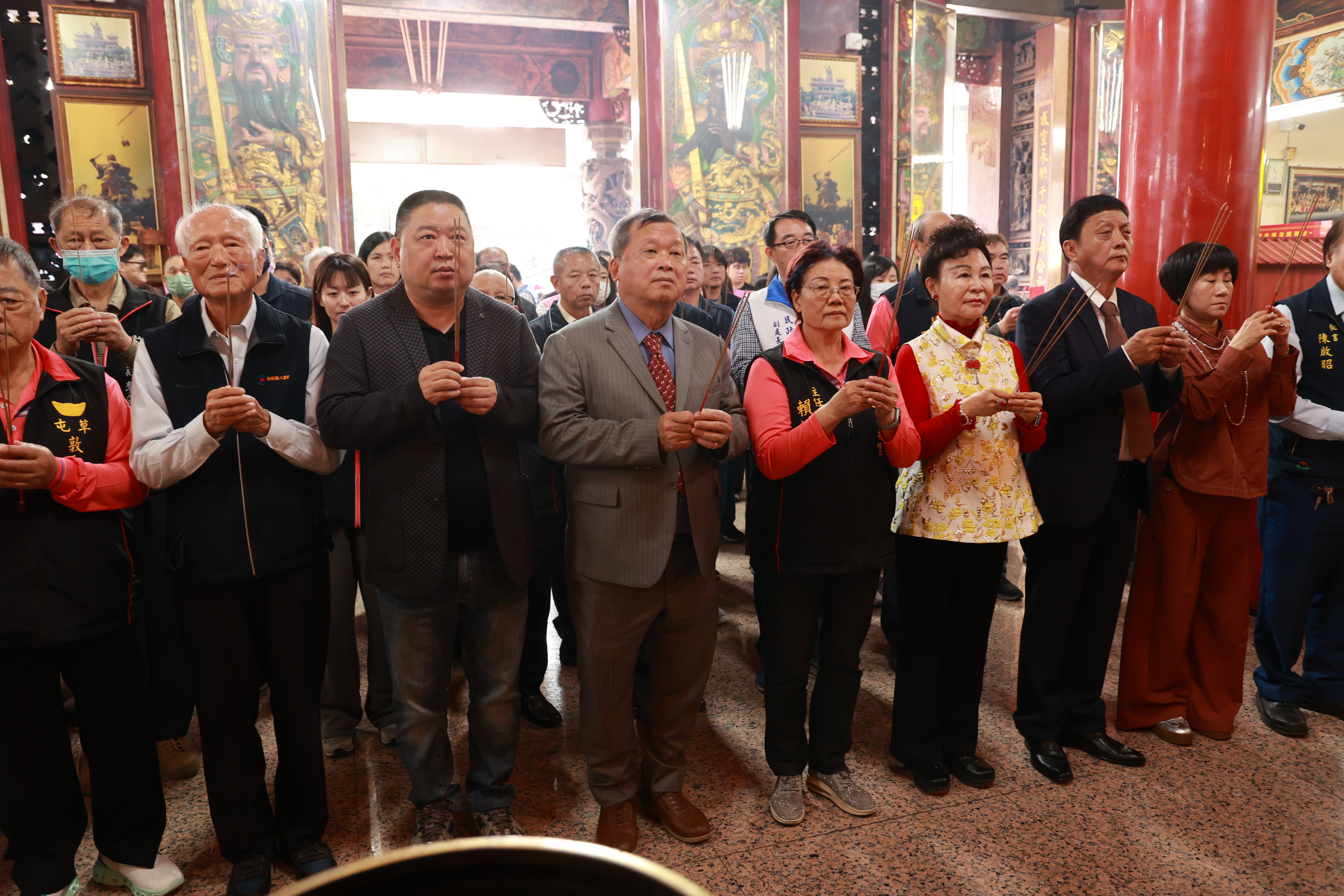 相關圖片4-草屯敦和宮新春討喜！人潮擠爆   過財神平安橋、摸金元寶　副縣長王瑞德發紅包