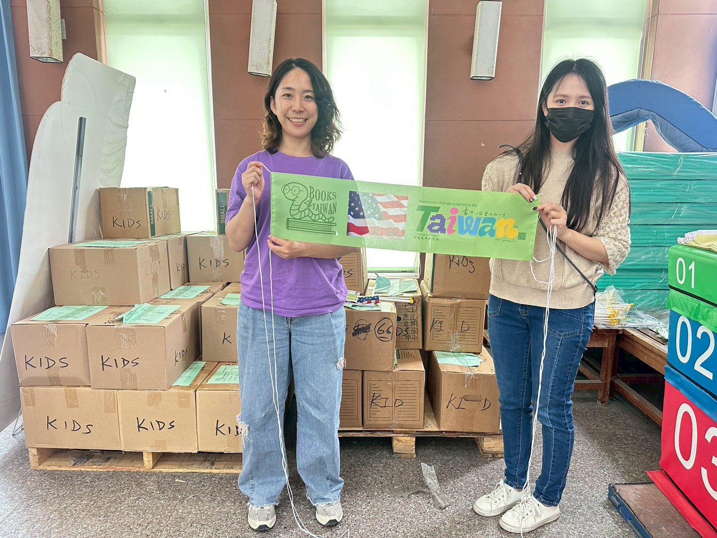 相關圖片4-萬卷洋書跨海抵達南投！24所學校參與「115年Books For Taiwan免費外文書索取計畫」領書活動 3月2日起於名間國小熱烈展開，齊力推動 60箱英語資源直送校園教學現場