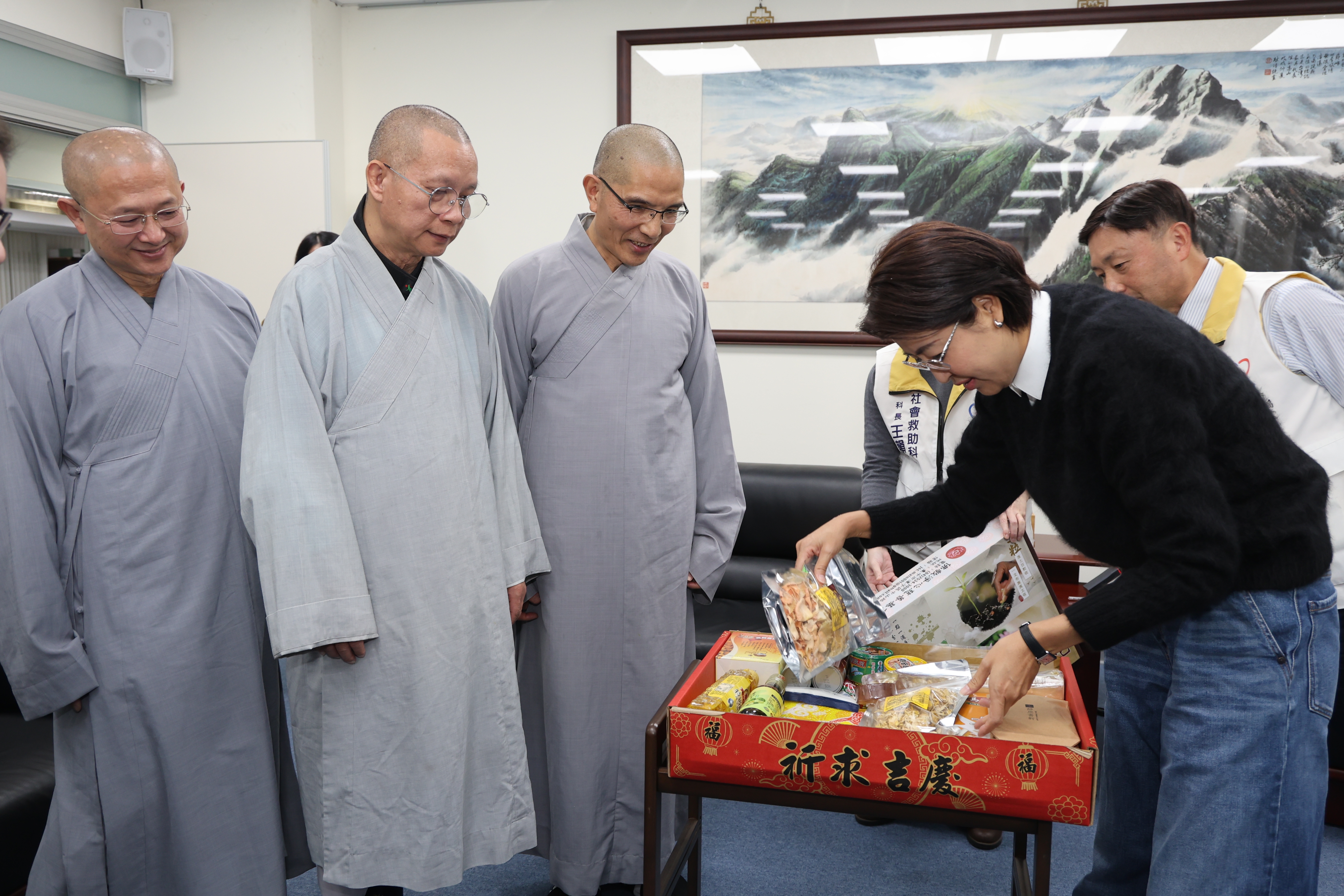 相關圖片5-靈巖山寺、淨心慈善基金會捐助善款及食物箱關懷南投弱勢