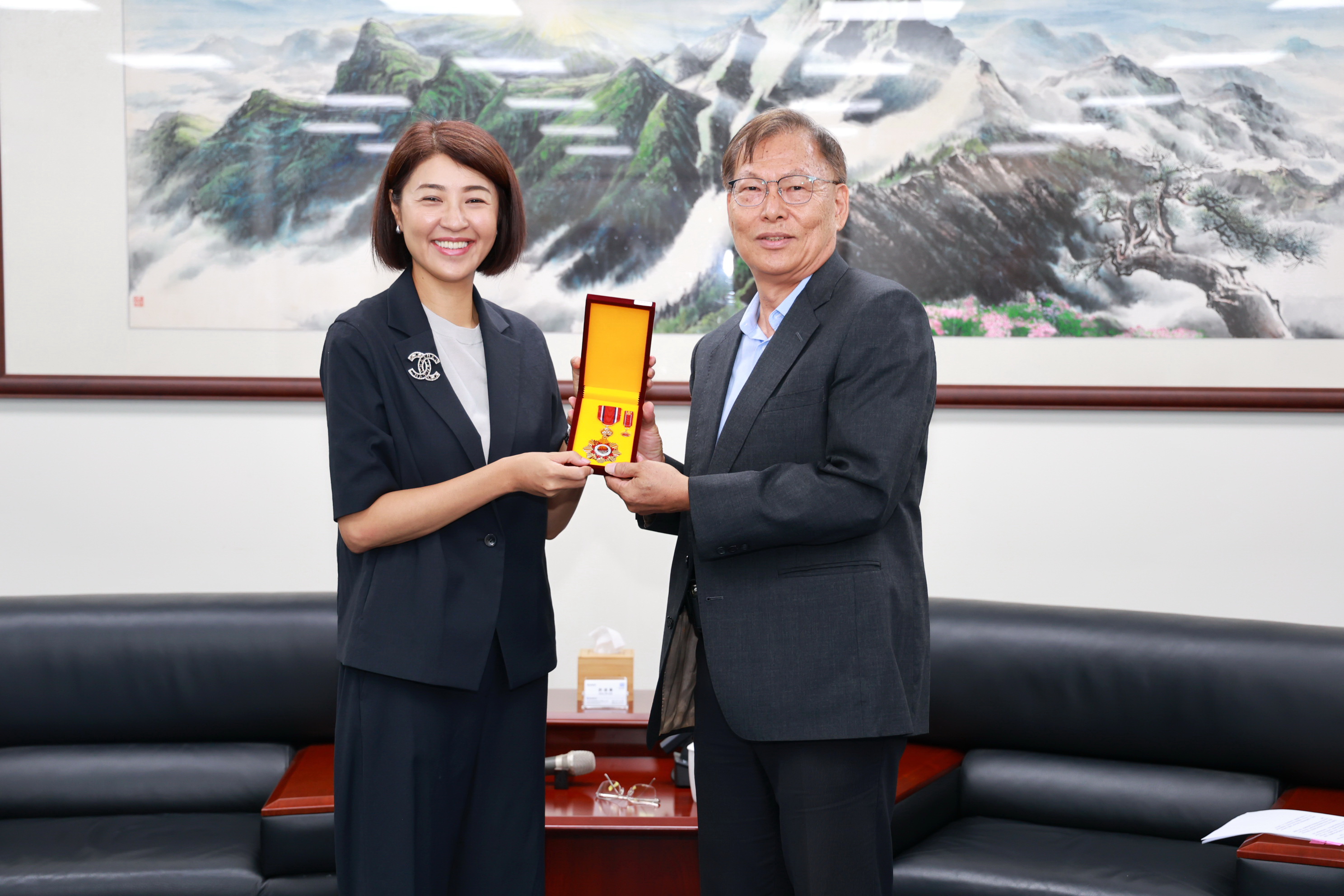 相關圖片3-縣府表揚6位退休人員　許縣長祝福感謝期傳承經驗