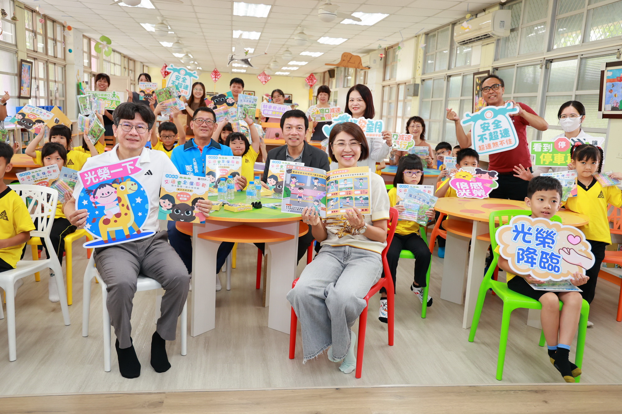 圖片-縣府推在地化教材讓交通安全變好玩    許縣長陪學童玩桌遊認識道安
