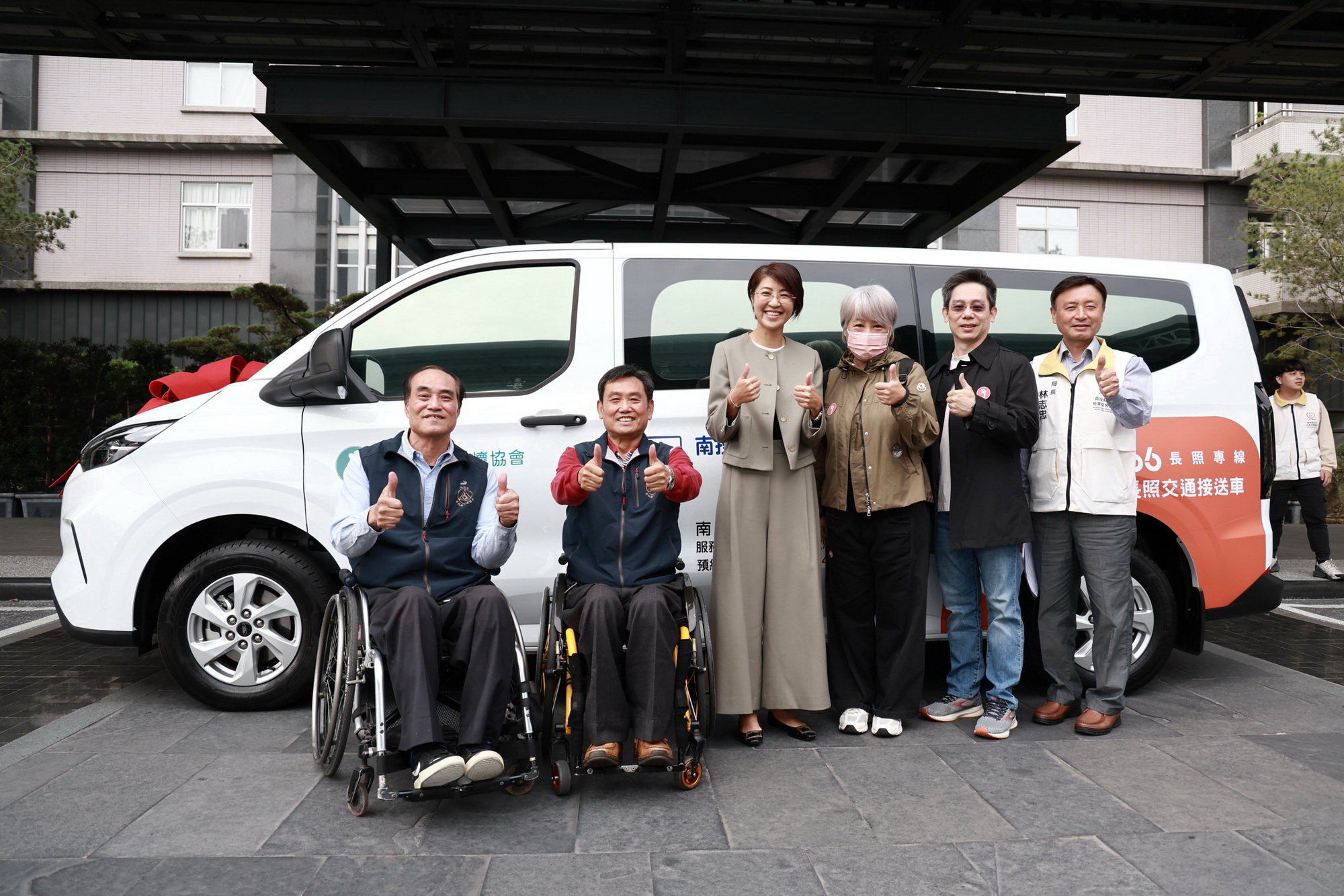 圖片-許縣長感謝中華耆幼關懷協會捐贈本縣復康巴士