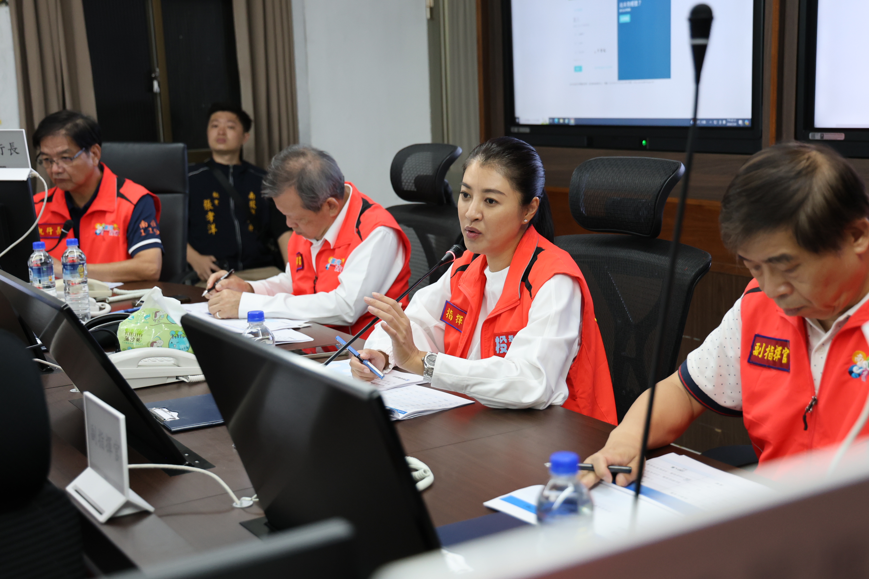 相關圖片2-許縣長主持颱風應變會議 提醒民眾做好防颱勿外出
