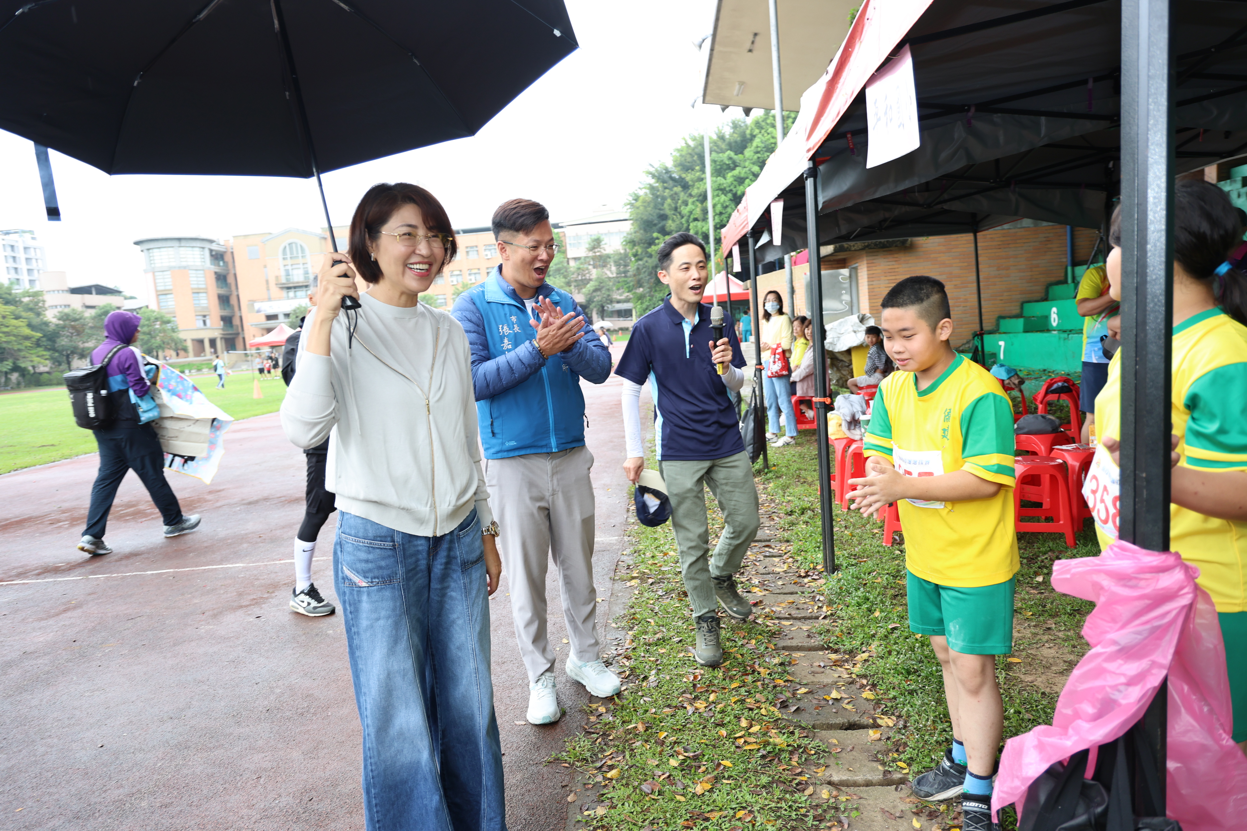 相關圖片5-南投市第44屆市運會熱血登場 許縣長為小將加油