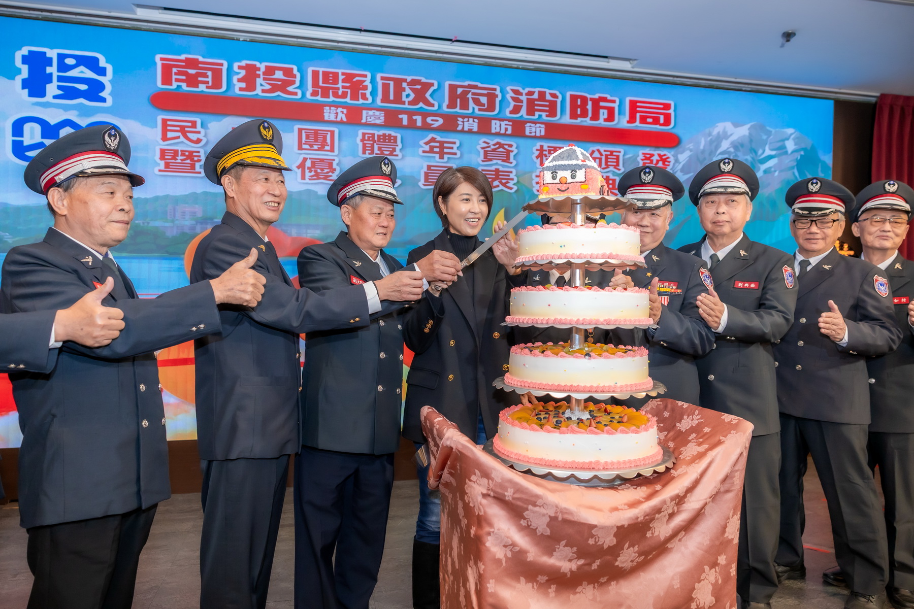 圖片-消防局歡慶119消防節暨民力團體表揚　許縣長親自頒獎致謝