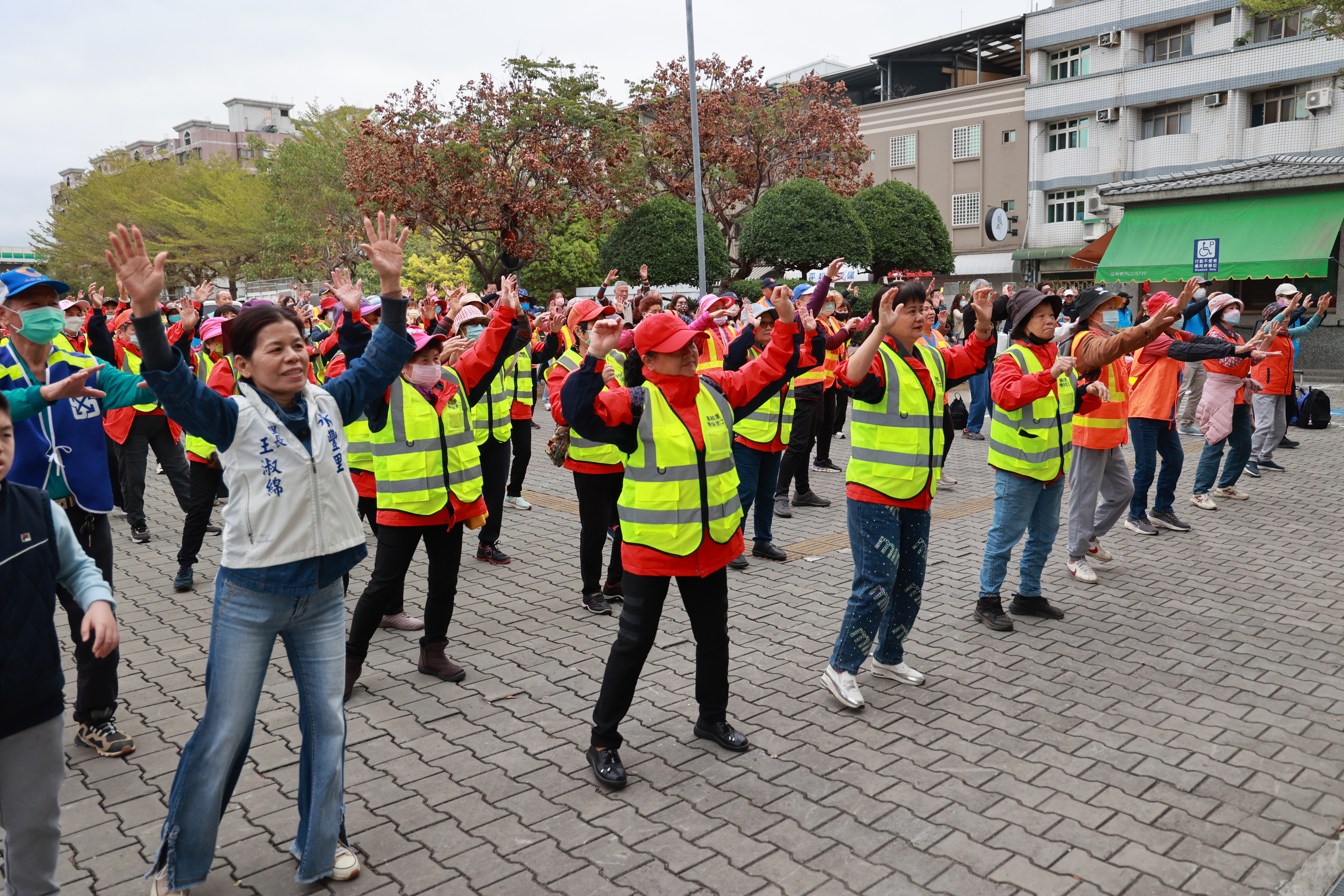 相關圖片3-馬力全開．潔淨南投   逾百人上街大掃除