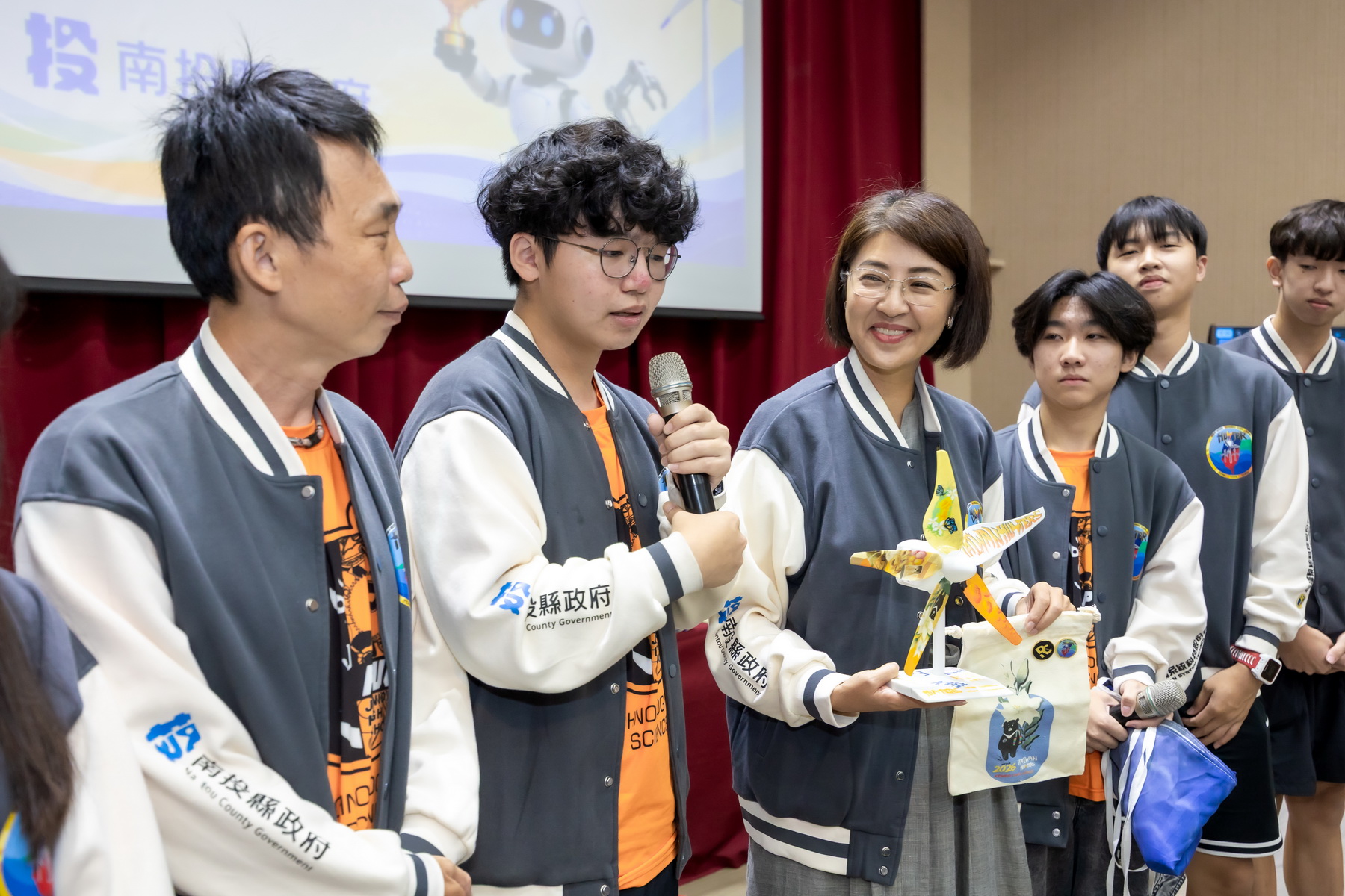 相關圖片4-科技教育成果耀眼國際　縣長表揚科技教育冠軍團隊