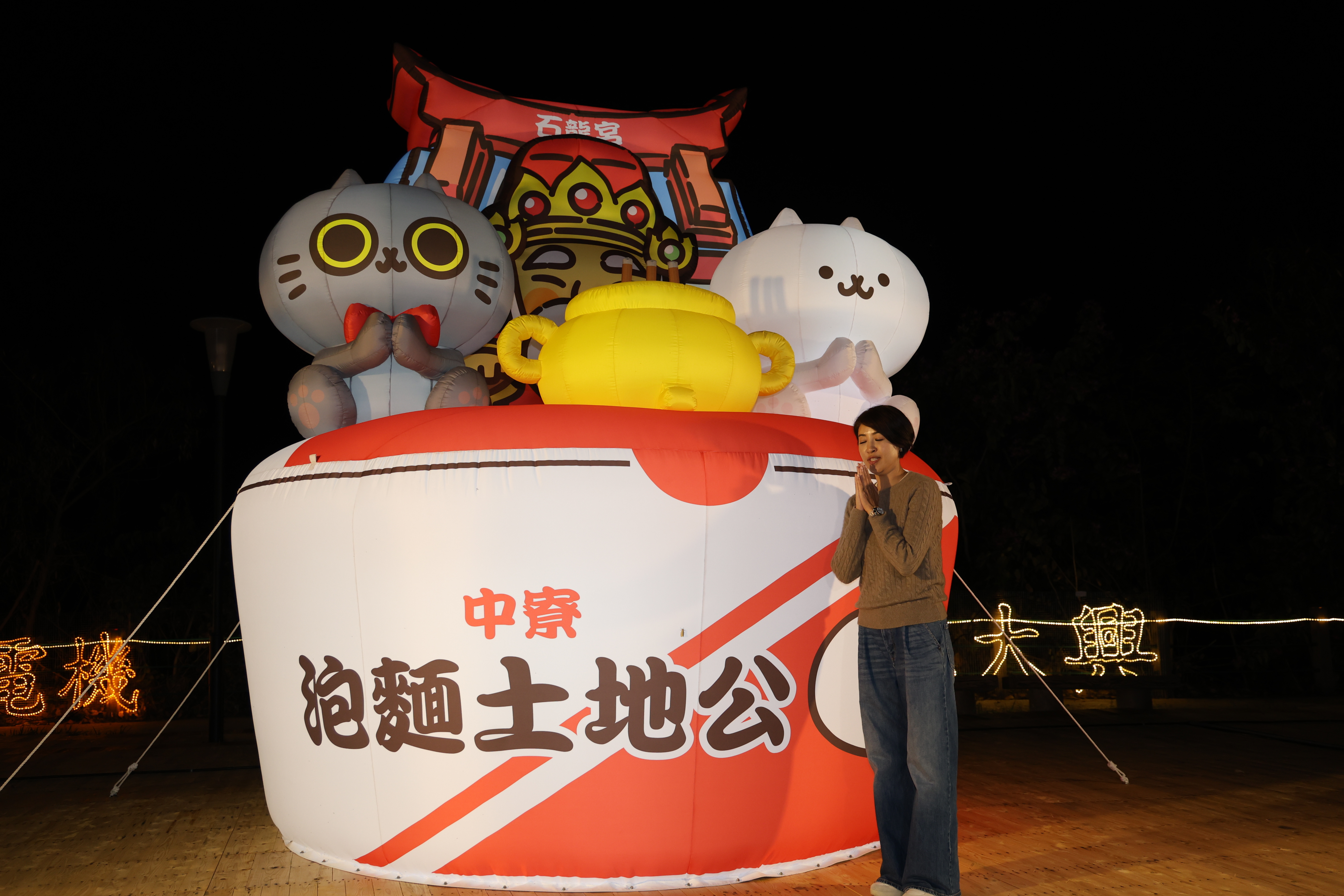 相關圖片1-南投燈會2度迎接金馬年驚豔試燈  小朋友追著許縣長玩透透