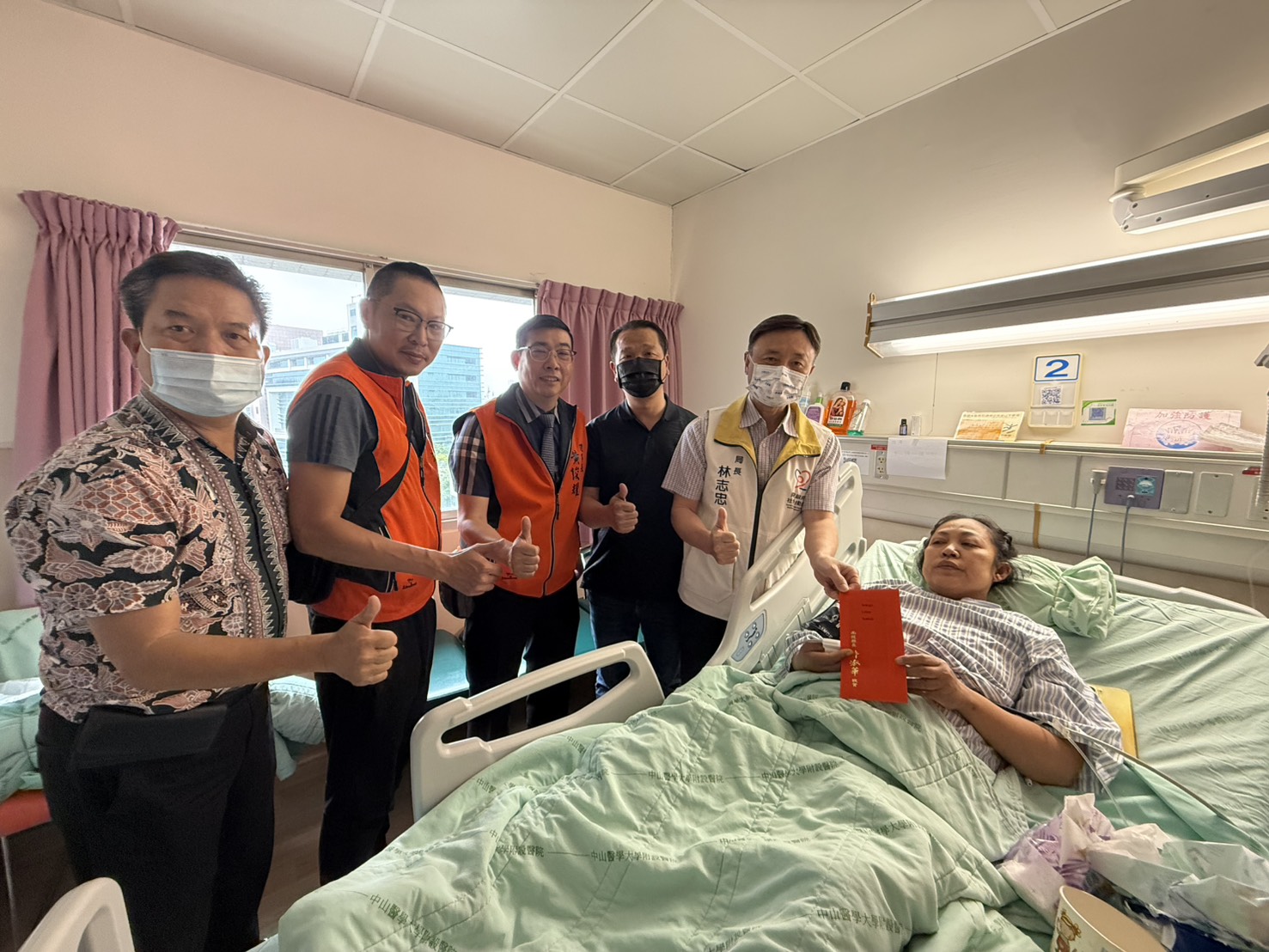 圖片-縣府探視車禍受傷印尼籍看護工　致贈慰問金盼早日康復