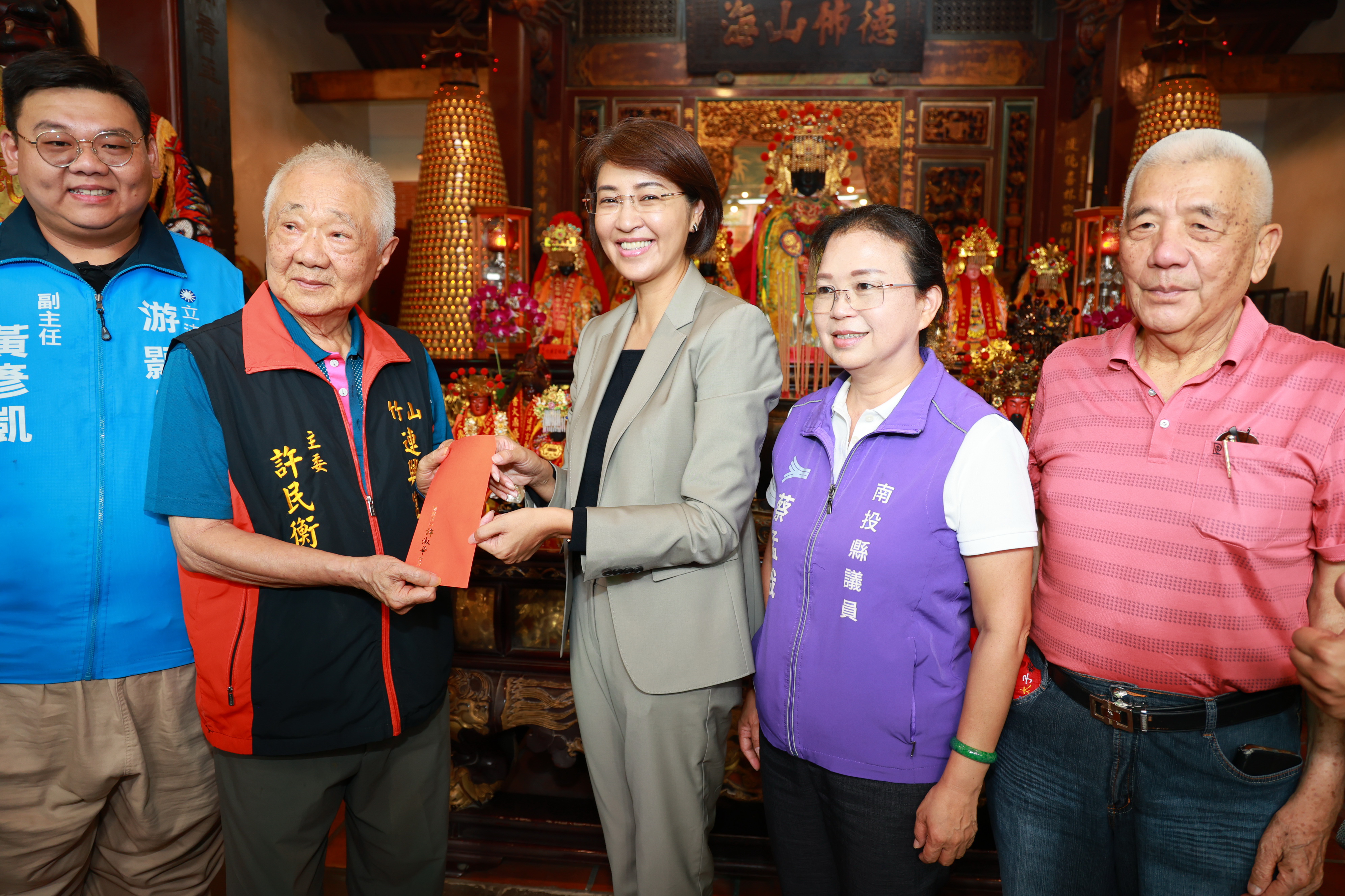 相關圖片2-草屯朝清宮媽祖聖誕慶典登場  許縣長參拜祝壽點起馬炮
