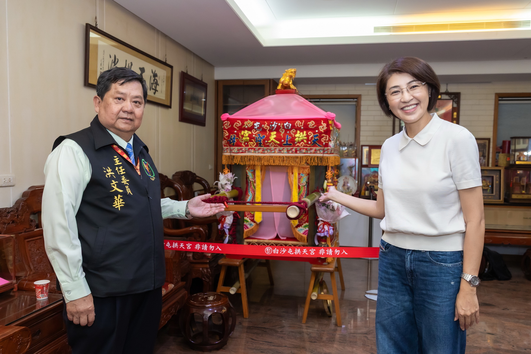 相關圖片2-許縣長參加白沙屯媽祖徒步進香登轎儀式　為縣民祈福