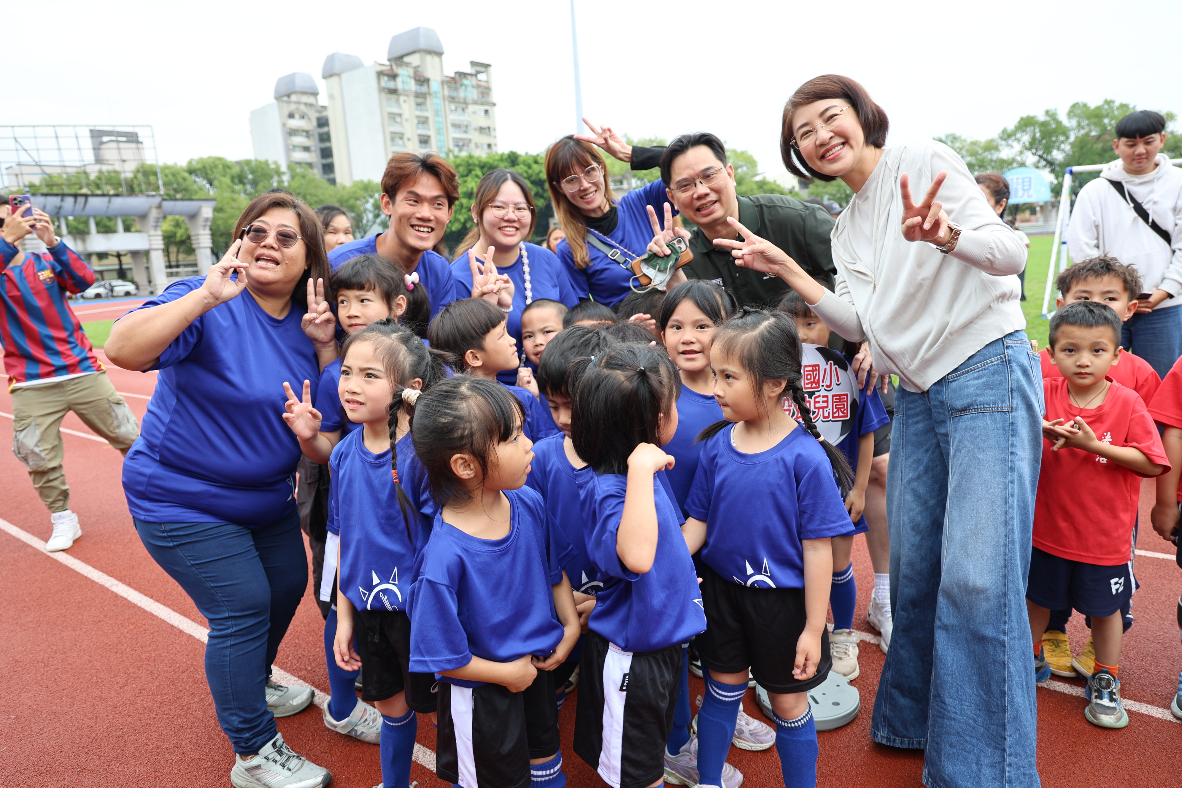 相關圖片5-南投璉紅盃足球賽登場  78隊小選手歡喜領取人生第一面姓名獎牌