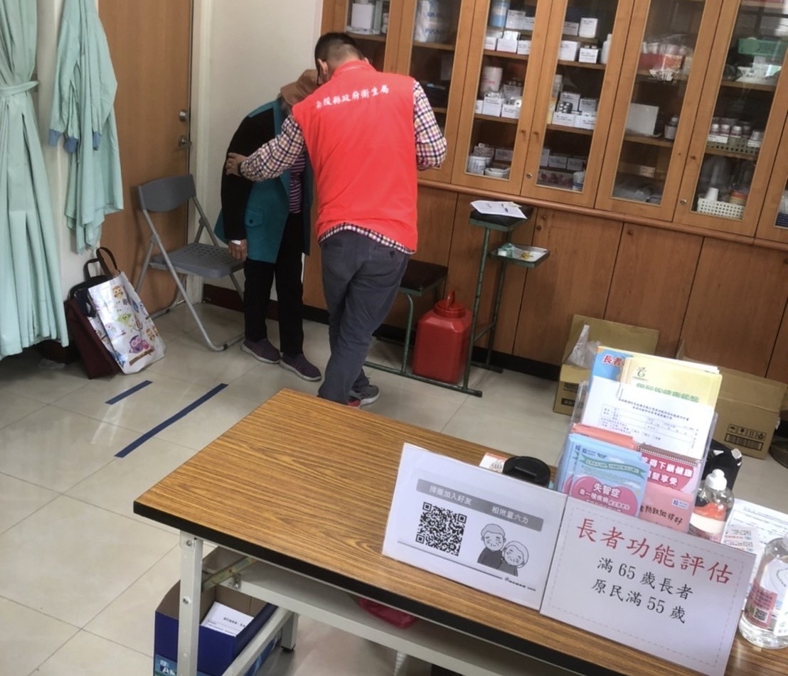 相關圖片1-阿公阿嬤安心過生活! 南投縣政府衛生局推廣「長者功能評估」與「長者量六力LINE@」