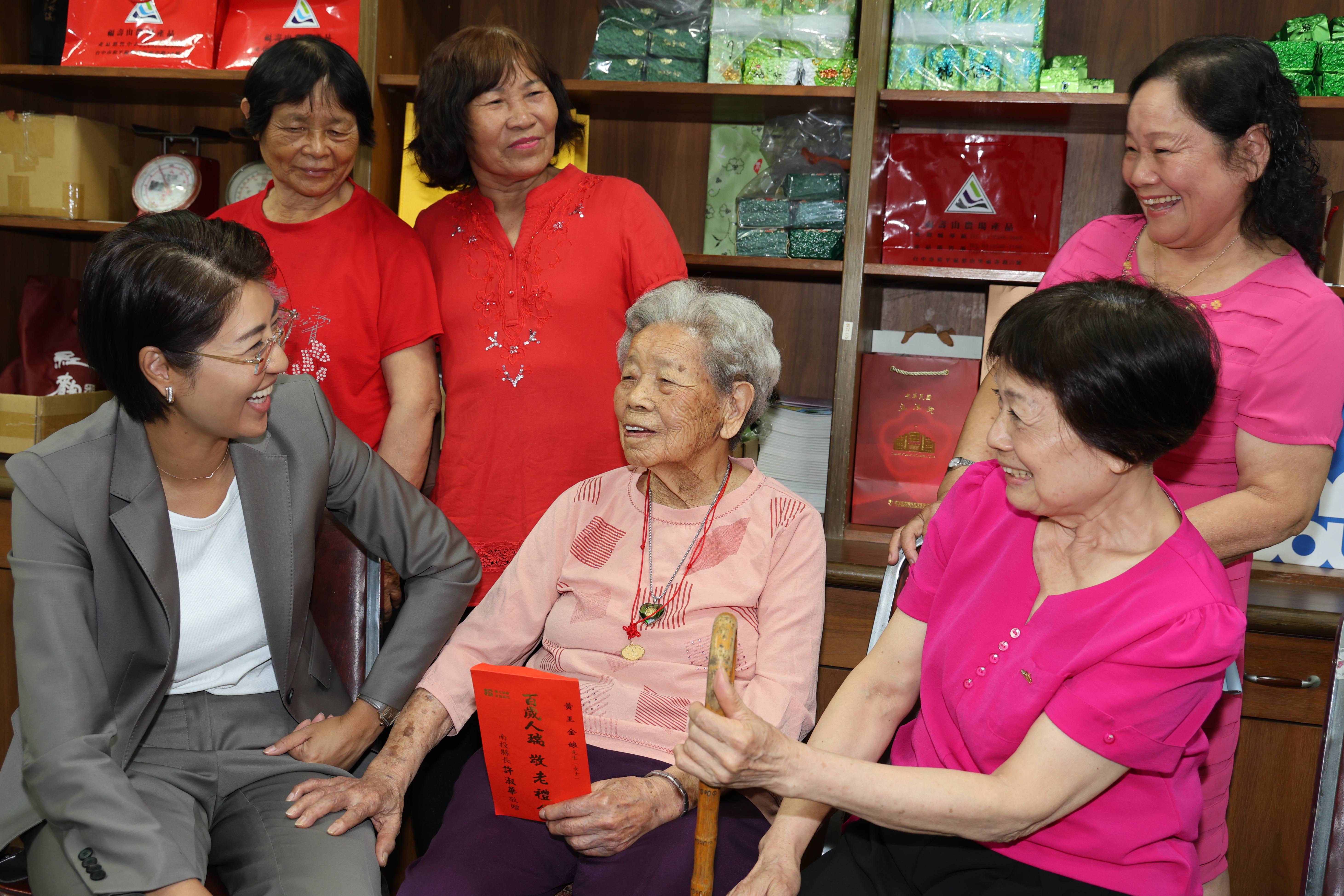 相關圖片4-重陽孝親許縣長敬老訪人瑞  竹山黃王金娘105歲高齡 耳聰目明行動自如好福氣