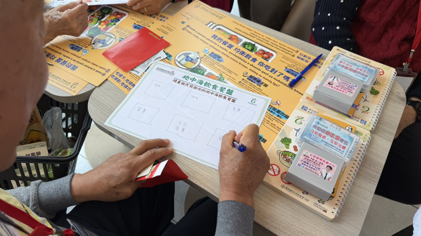 相關圖片5-社區營養師前進超商 實地引導民眾健康買