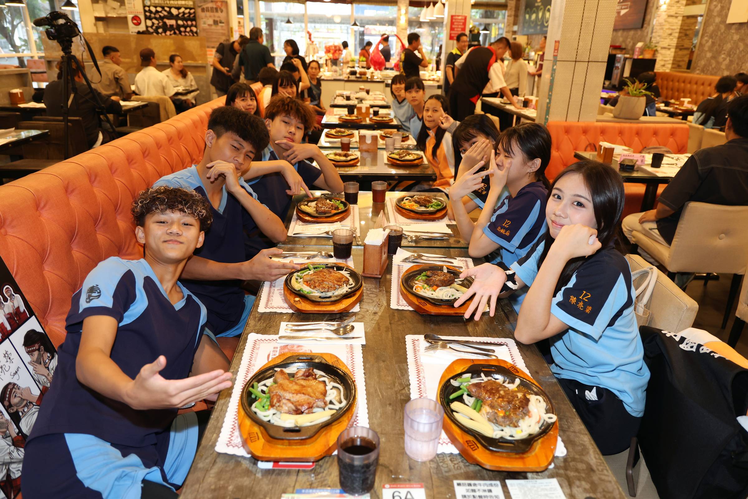 相關圖片2-大成、埔里國中舞蹈團全國賽勇奪特優 許縣長兌現「牛排之約」