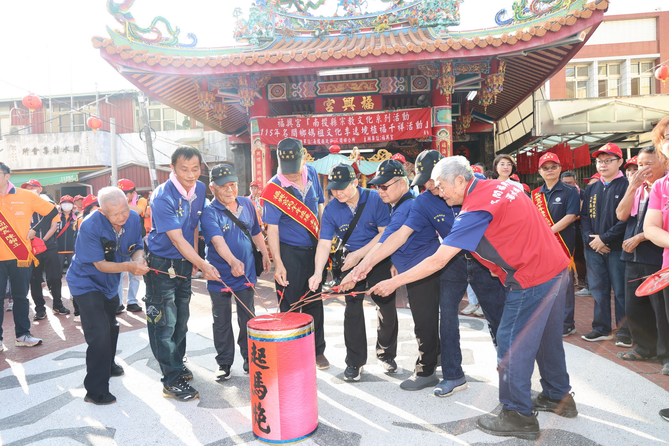 相關圖片5-名間鄉福興宮遶境登場 許縣長參香點起碼炮