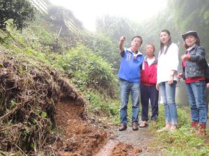 連至 竹山農路不便民瘼 林縣長、許立委會勘有解 完整照片