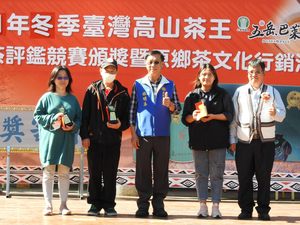 連至 County Magistrate Lin presents awards to outstanding farmers in the 2021 Winter Taiwan Best High-mountain Tea Competition, December 11 完整照片