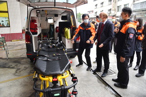 連至 Chairman Li of Kung Long Batteries donates an ambulance, which will be allocated to the Caotun Branch for ambulance task, December 23 完整照片