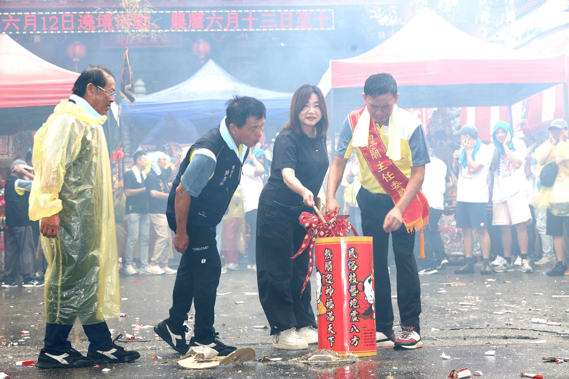 相關圖片2-埔里瀛海城隍廟祈安遶境 王副縣長點起馬炮祈求合境平安
