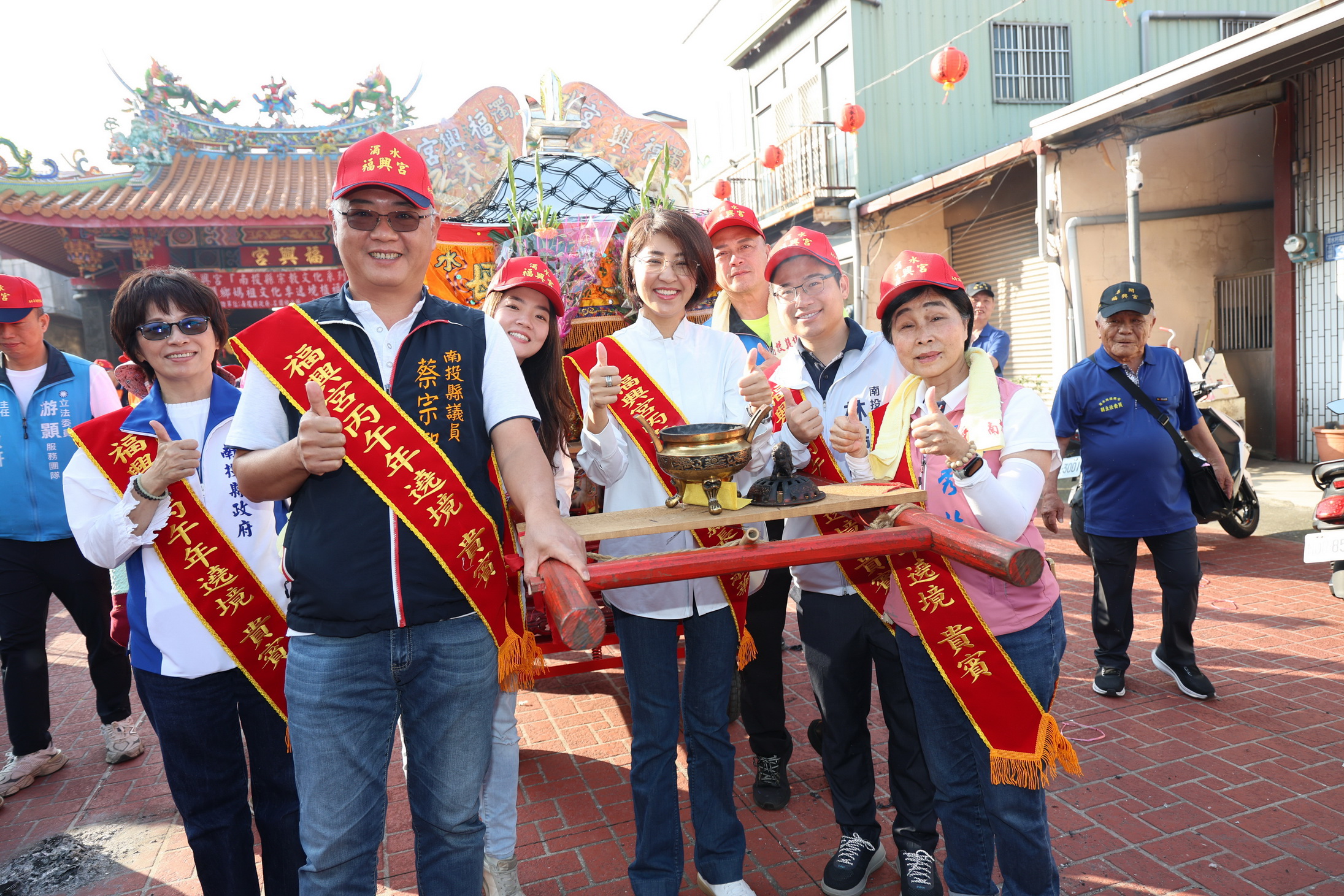 圖片-名間鄉福興宮遶境登場 許縣長參香點起碼炮