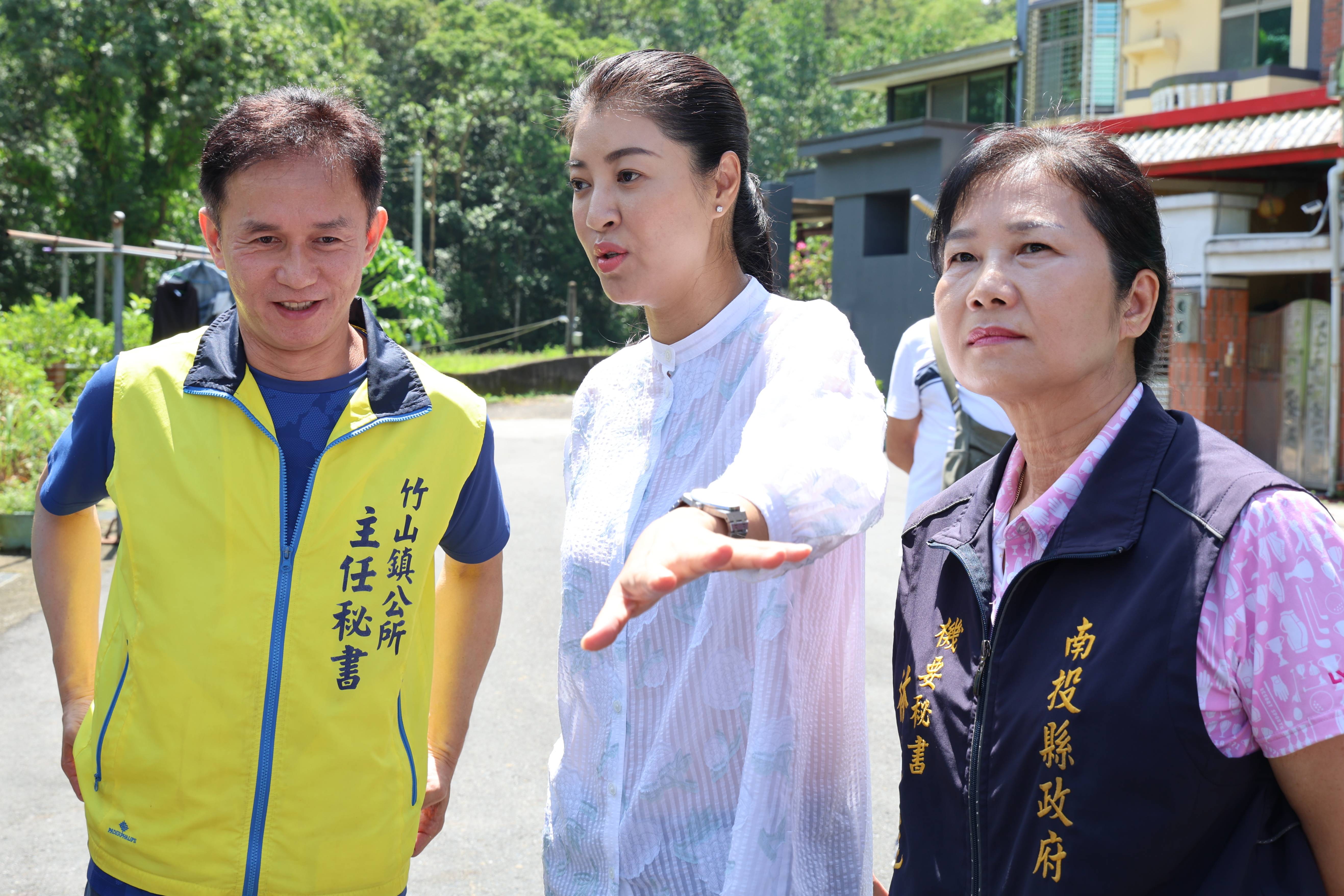相關圖片3-竹山鴻囍別墅社區道路塌陷成災 許縣長會勘搶險進度並發放慰問金