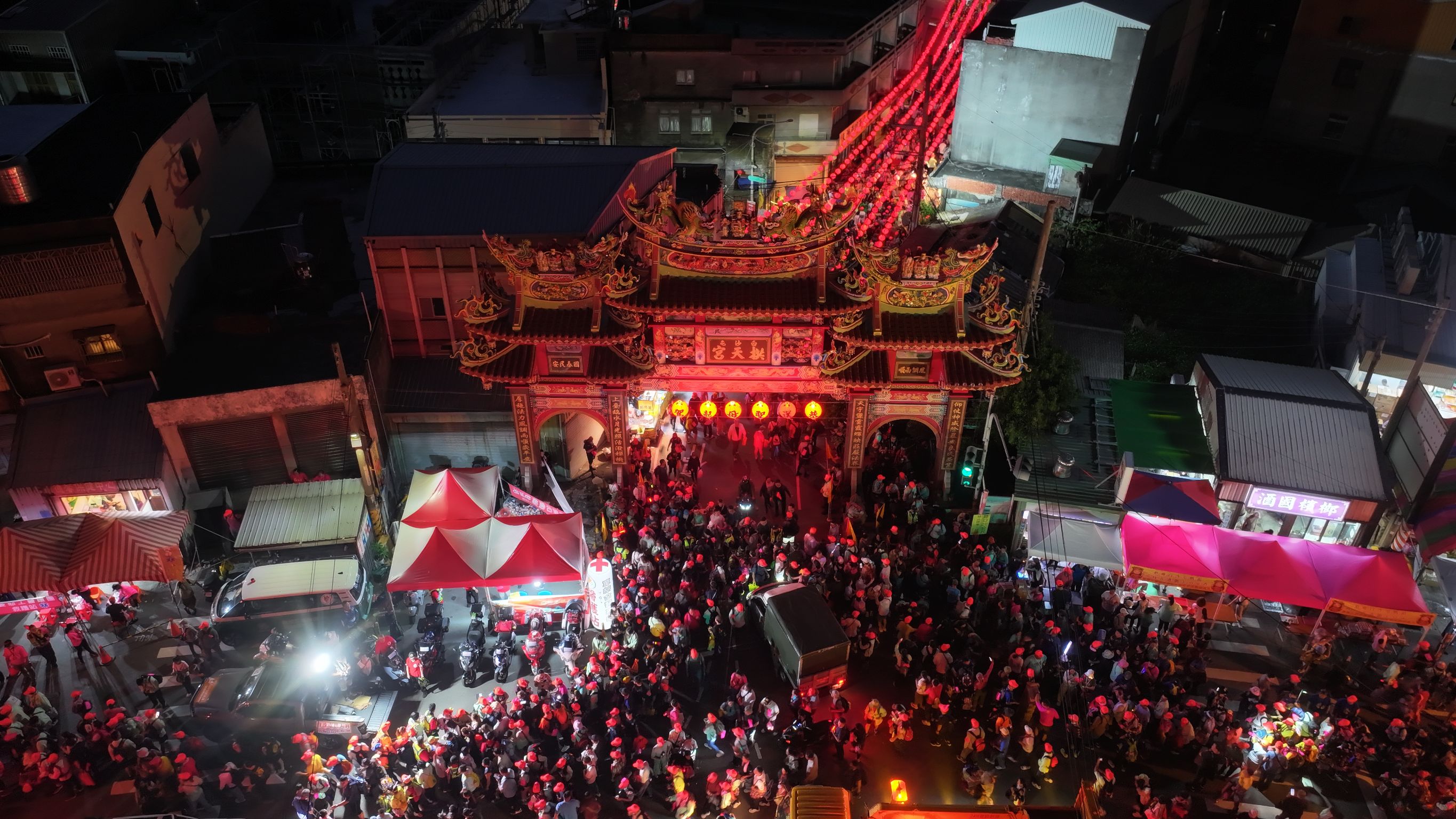 相關圖片8-許縣長參加白沙屯媽祖徒步進香登轎儀式　為縣民祈福