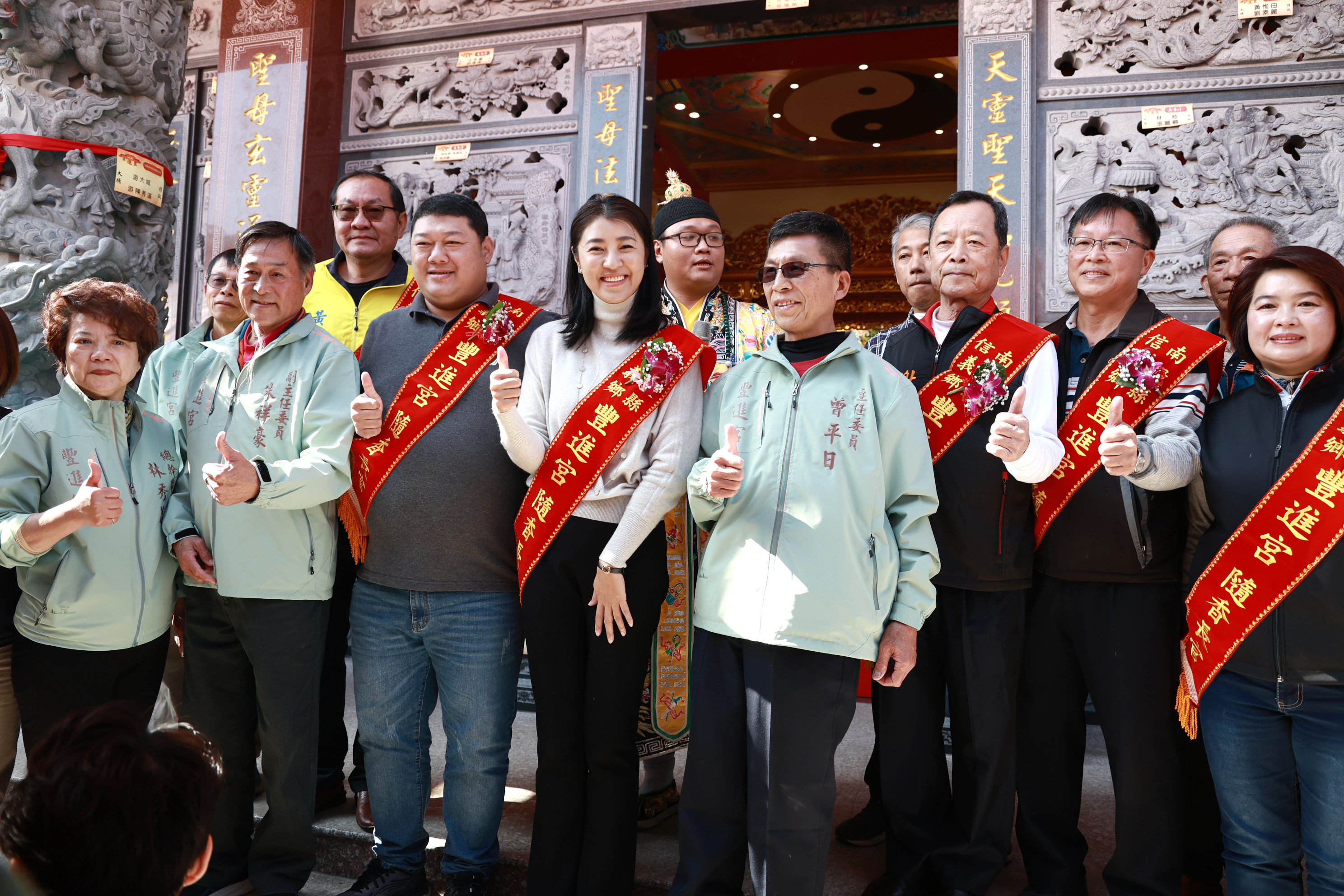 相關圖片4-信義鄉豐進宮入火安座慶成大典 許縣長贈匾揭牌