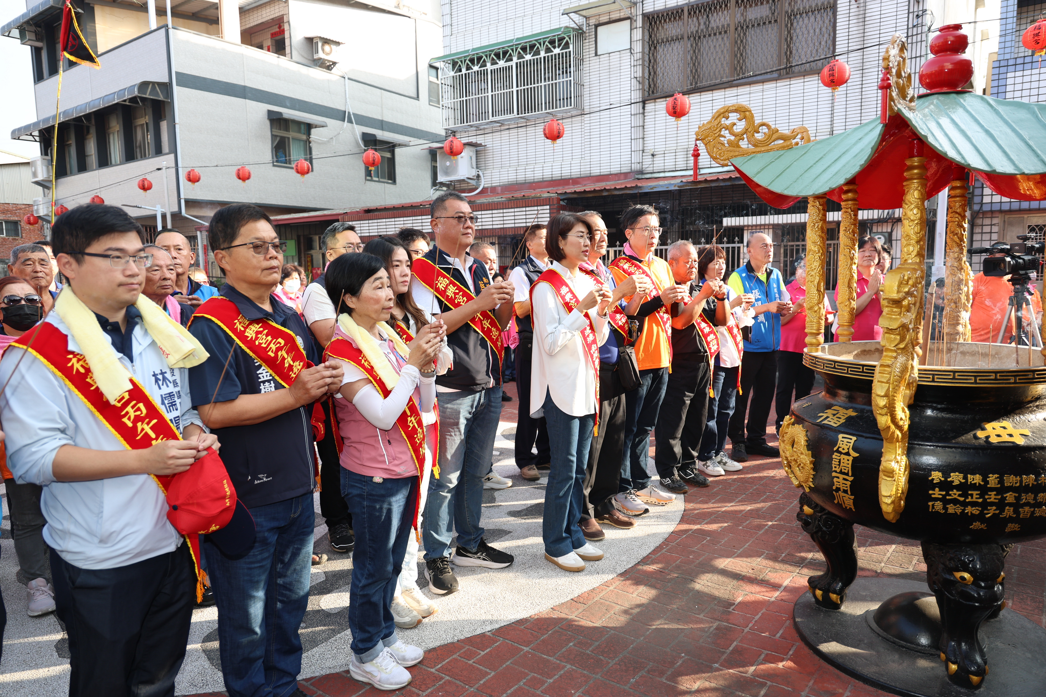 相關圖片2-名間鄉福興宮遶境登場 許縣長參香點起碼炮