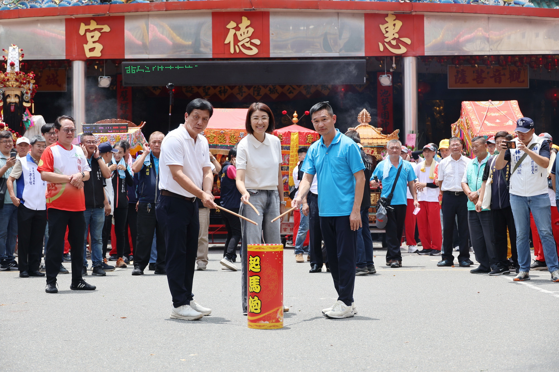 圖片-草屯惠德宮迓城隍熱鬧踩街 許縣長點起馬炮