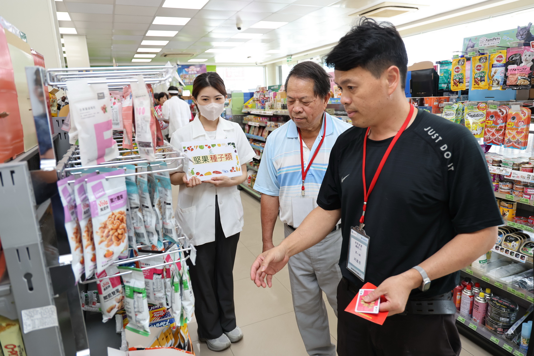 相關圖片3-聰明選、健康買落實健康生活 社區營養師前進超商實地指導