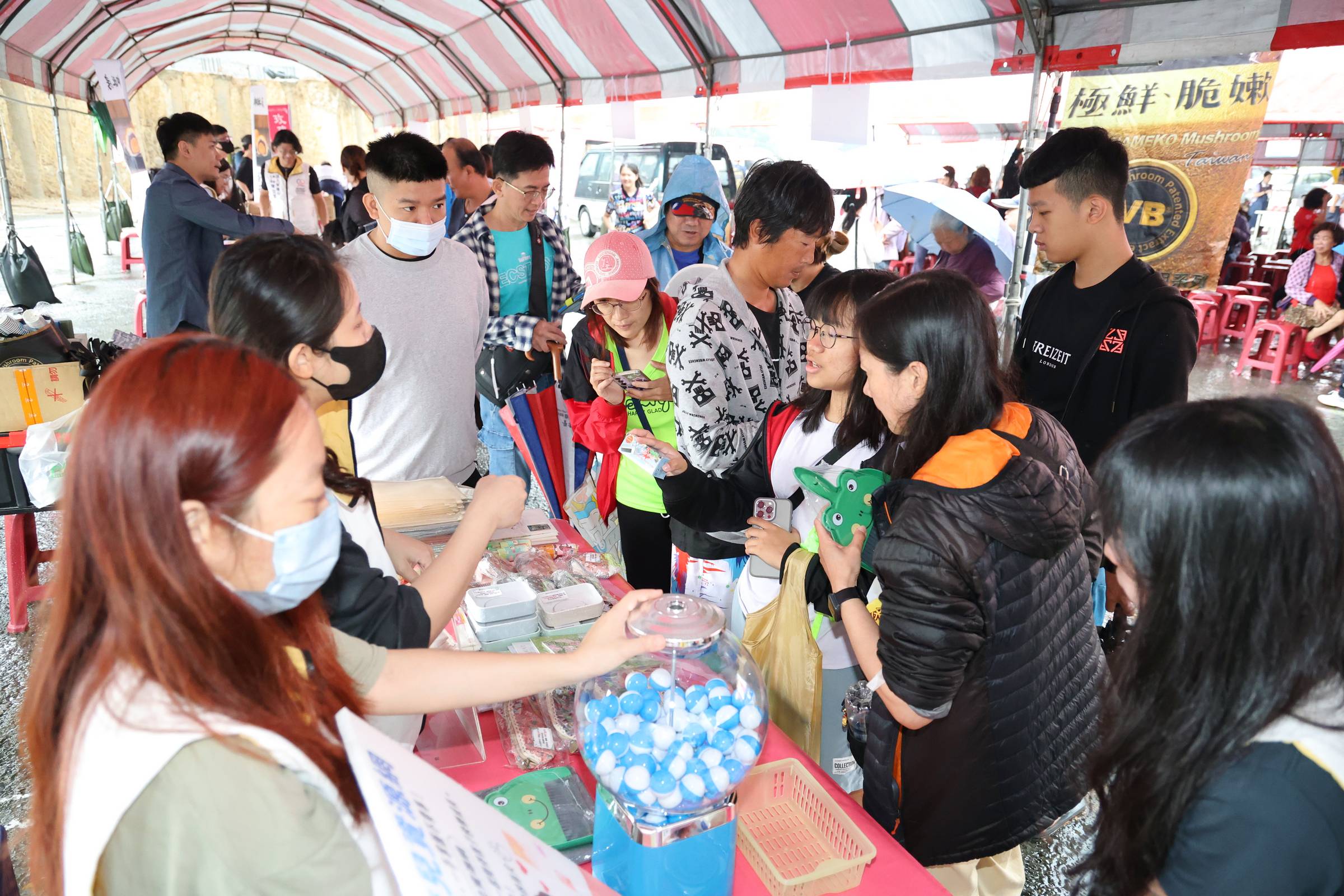 相關圖片4-「金龍賜福藝術文化節」迎春雨引人潮 同享信仰藝文公益之樂