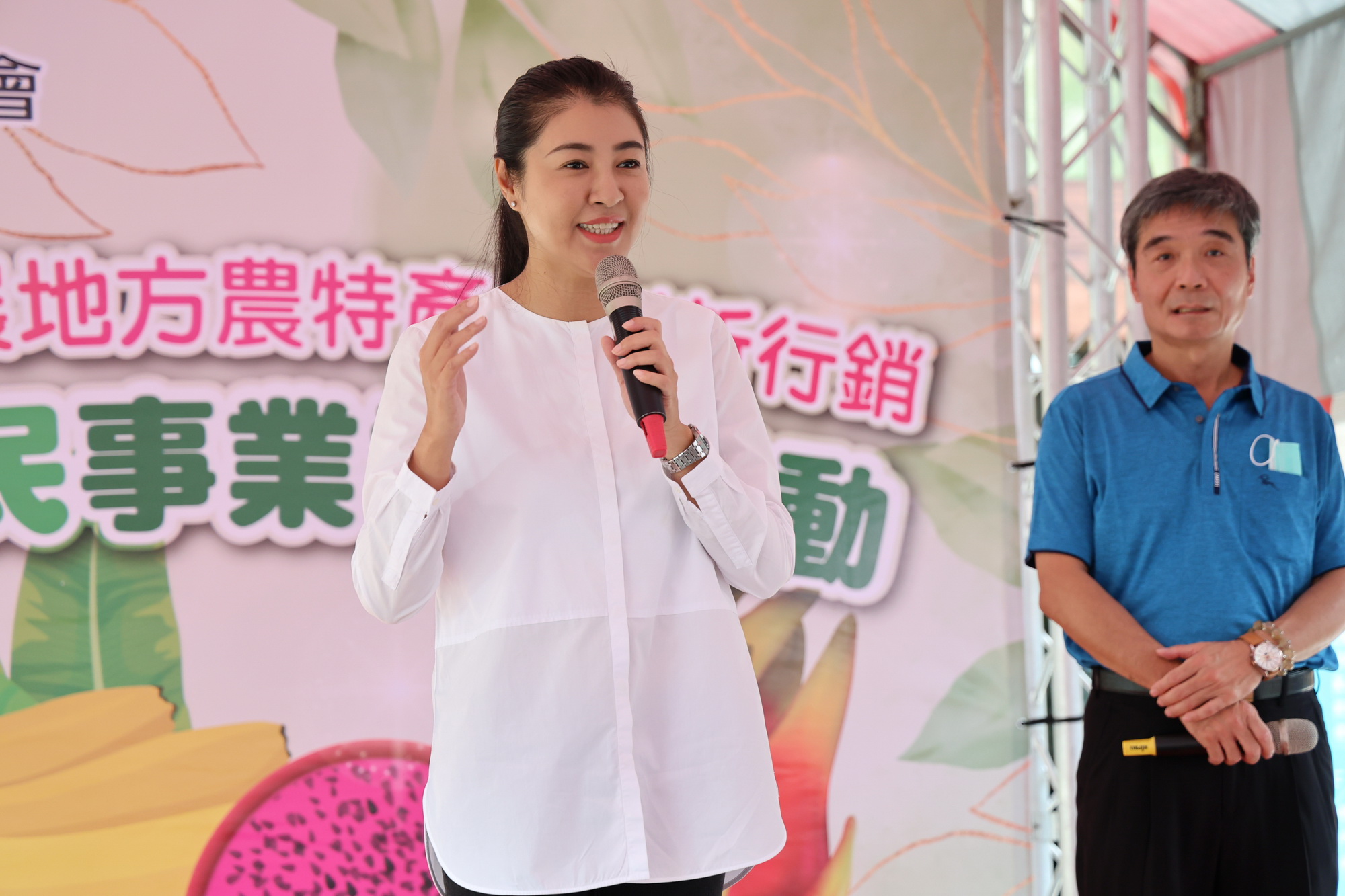圖片-集集農會於集集驛站前行銷農特產品 許縣長到場支持