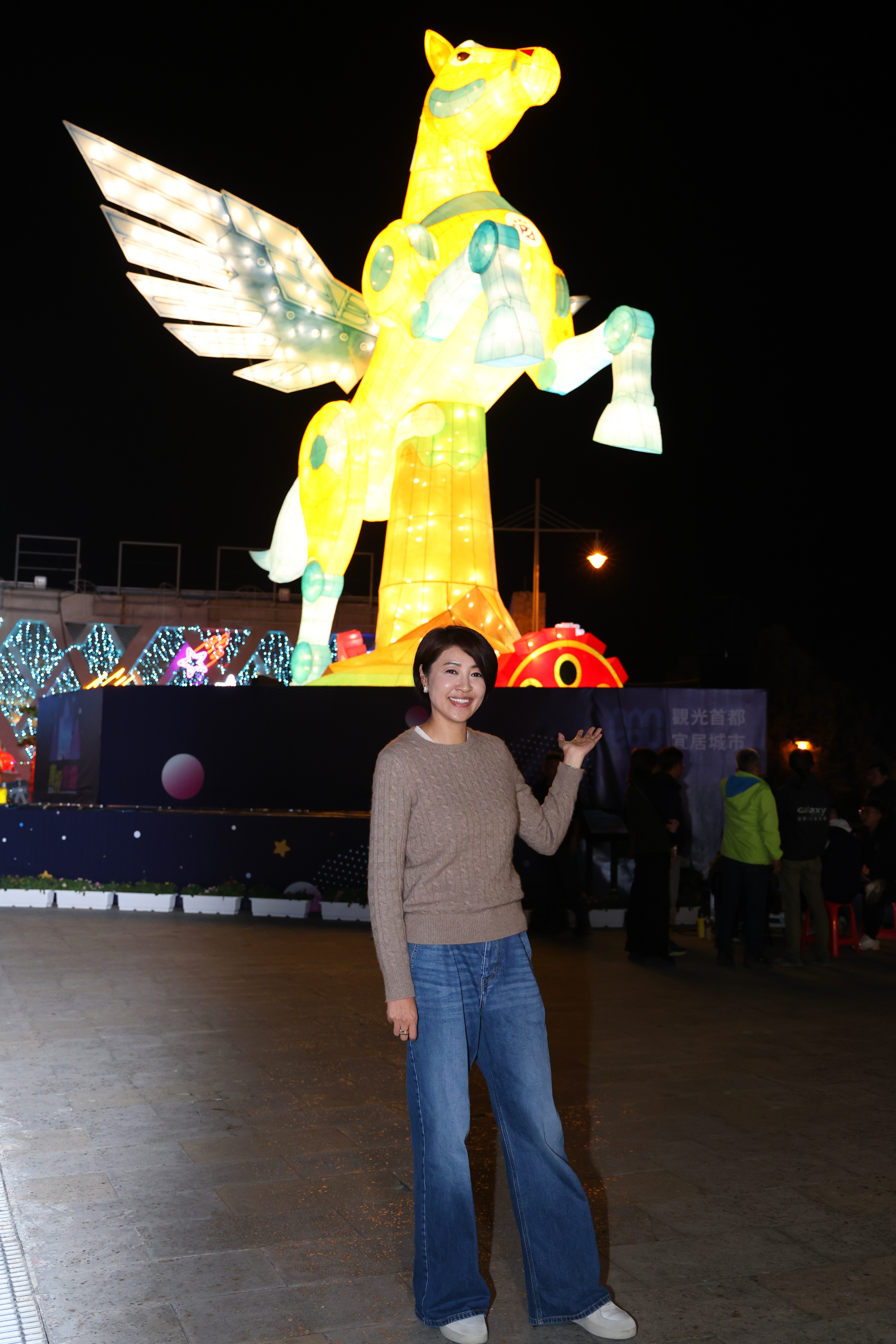 圖片-南投燈會2度迎接金馬年驚豔試燈  小朋友追著許縣長玩透透