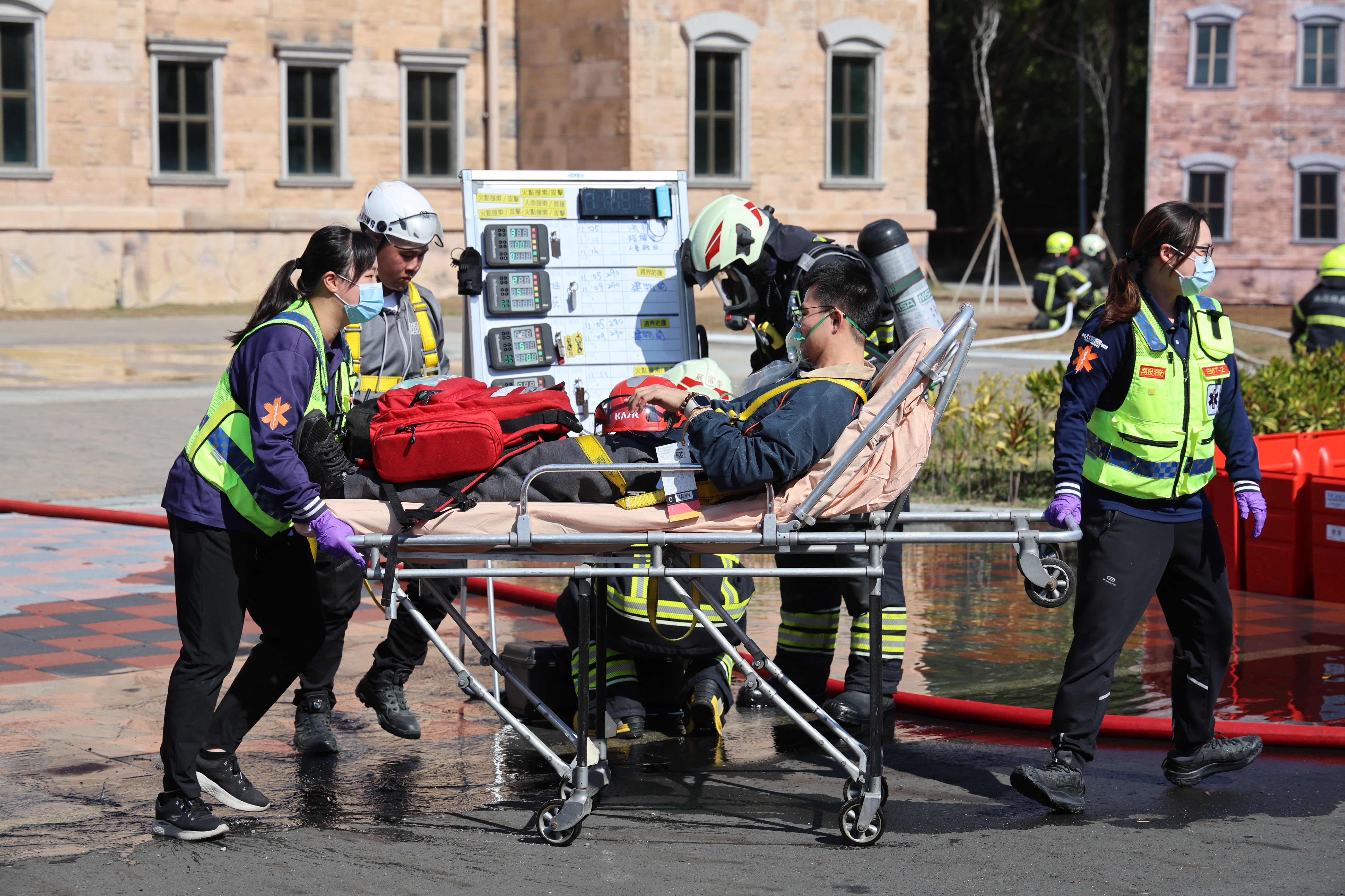 相關圖片4-南投縣119擴大防災演習副縣長王瑞德視導  展示電動車新式滅火器材 強化春節救災量能