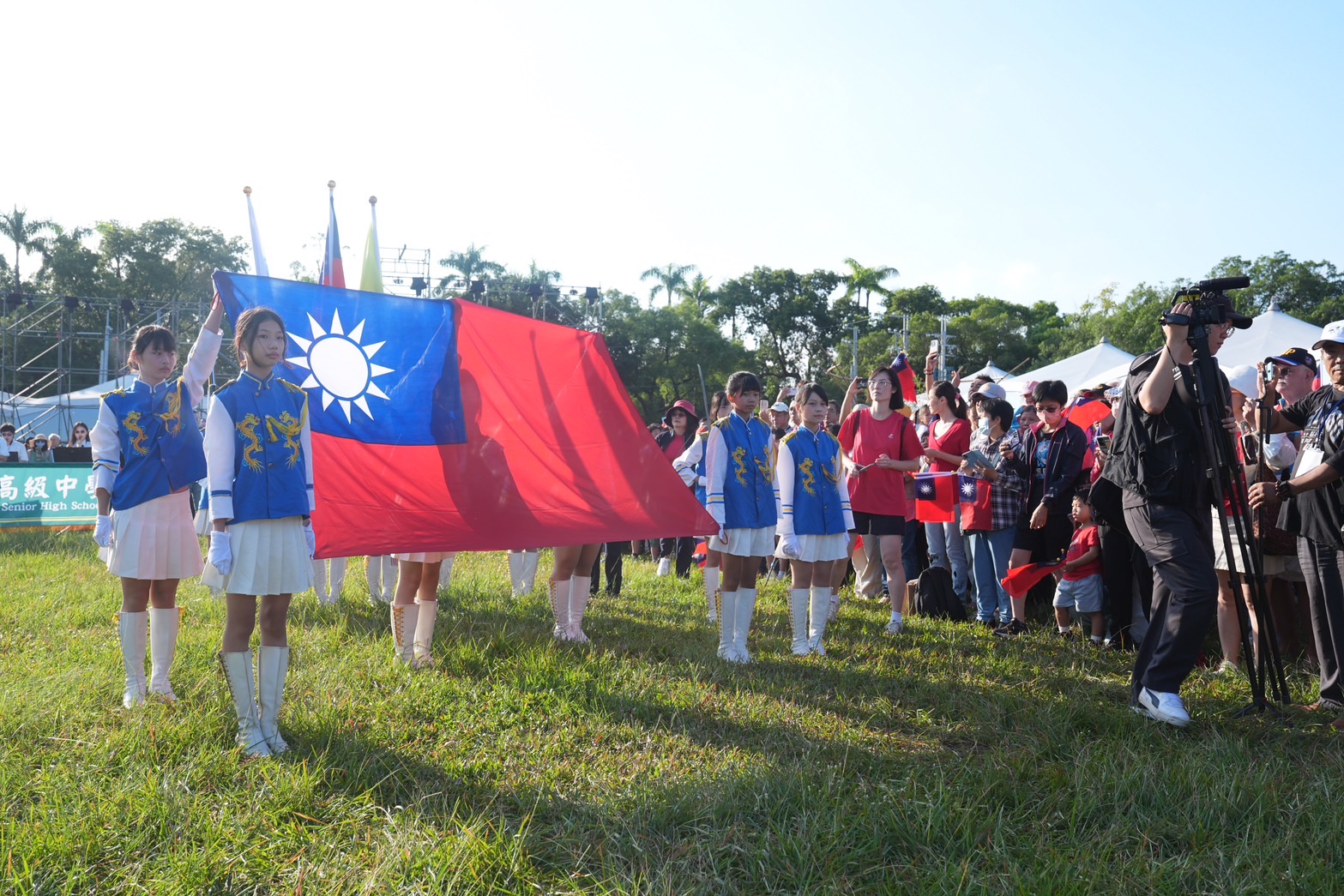 相關圖片2-5千人升旗高呼中華民國生日快樂 場面溫馨隆重