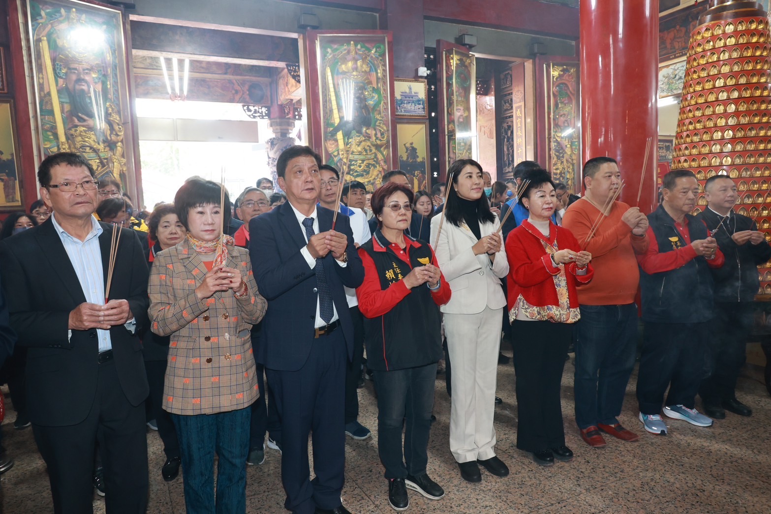 相關圖片1-許縣長年初一跑7宮廟 祈福發小紅包