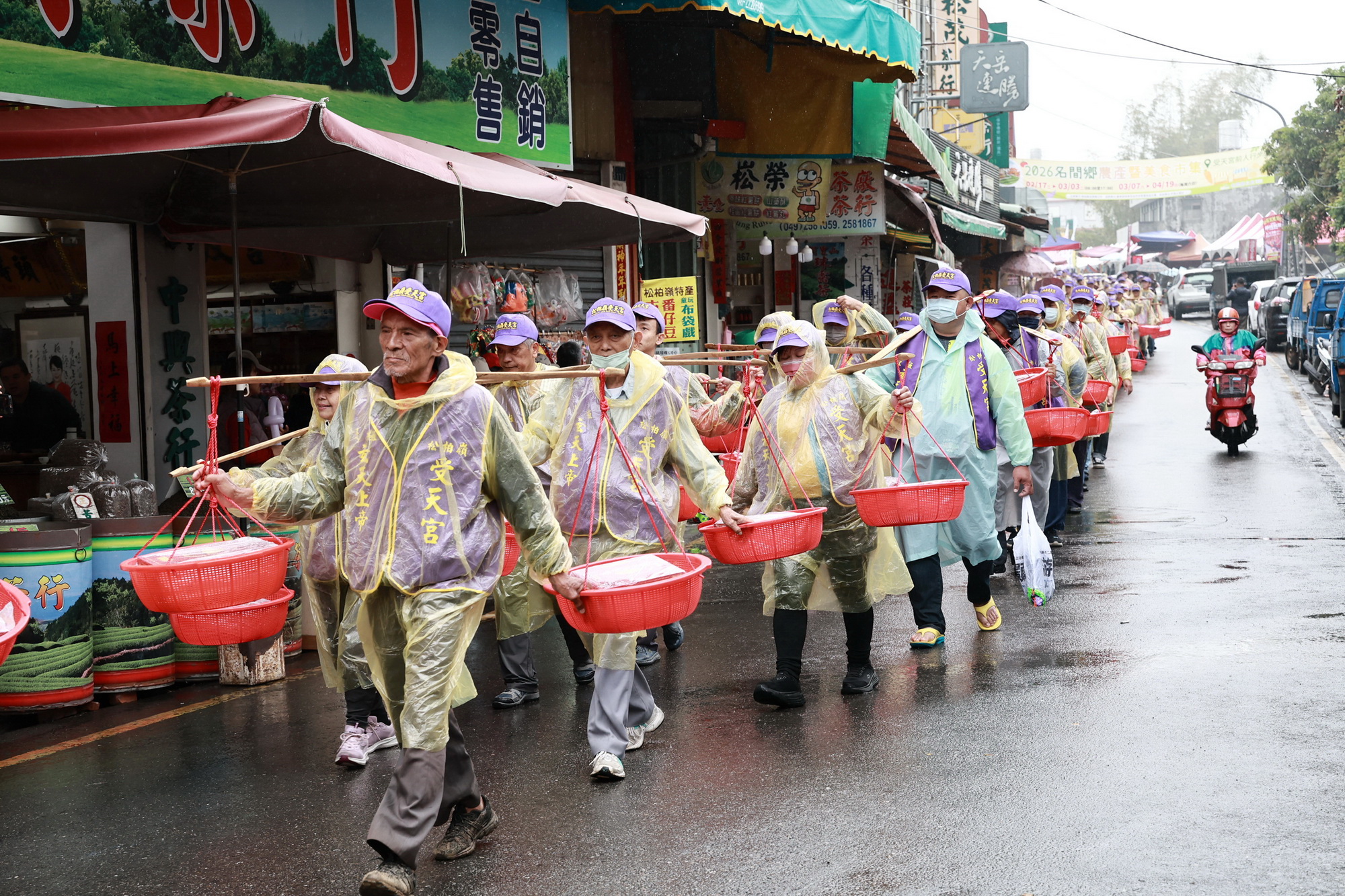 相關圖片2-許縣長出席受天宮團拜獻禮揭米糕桃祝壽活動