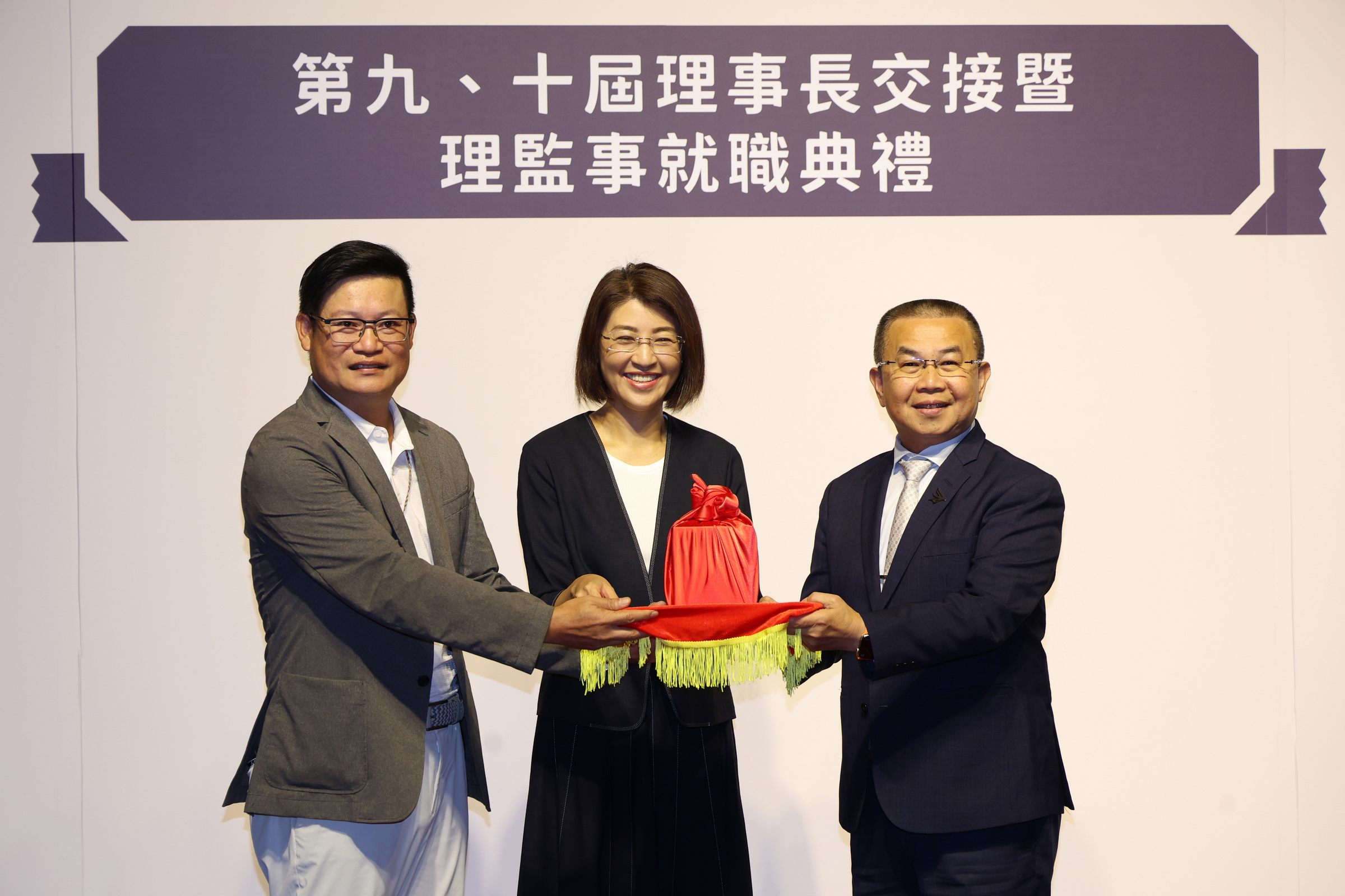 圖片-南投縣觀光產業聯盟協會第九、十屆理事長交接　  許縣長：攜手產官學共創南投觀光新榮景