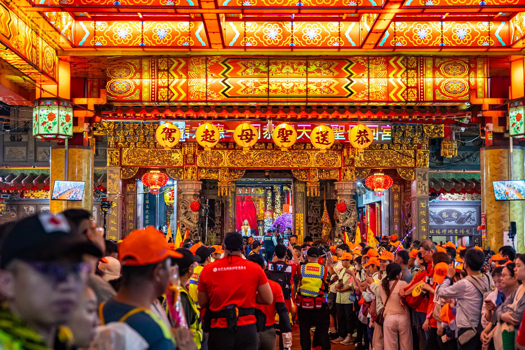 相關圖片7-許縣長參加白沙屯媽祖徒步進香登轎儀式　為縣民祈福