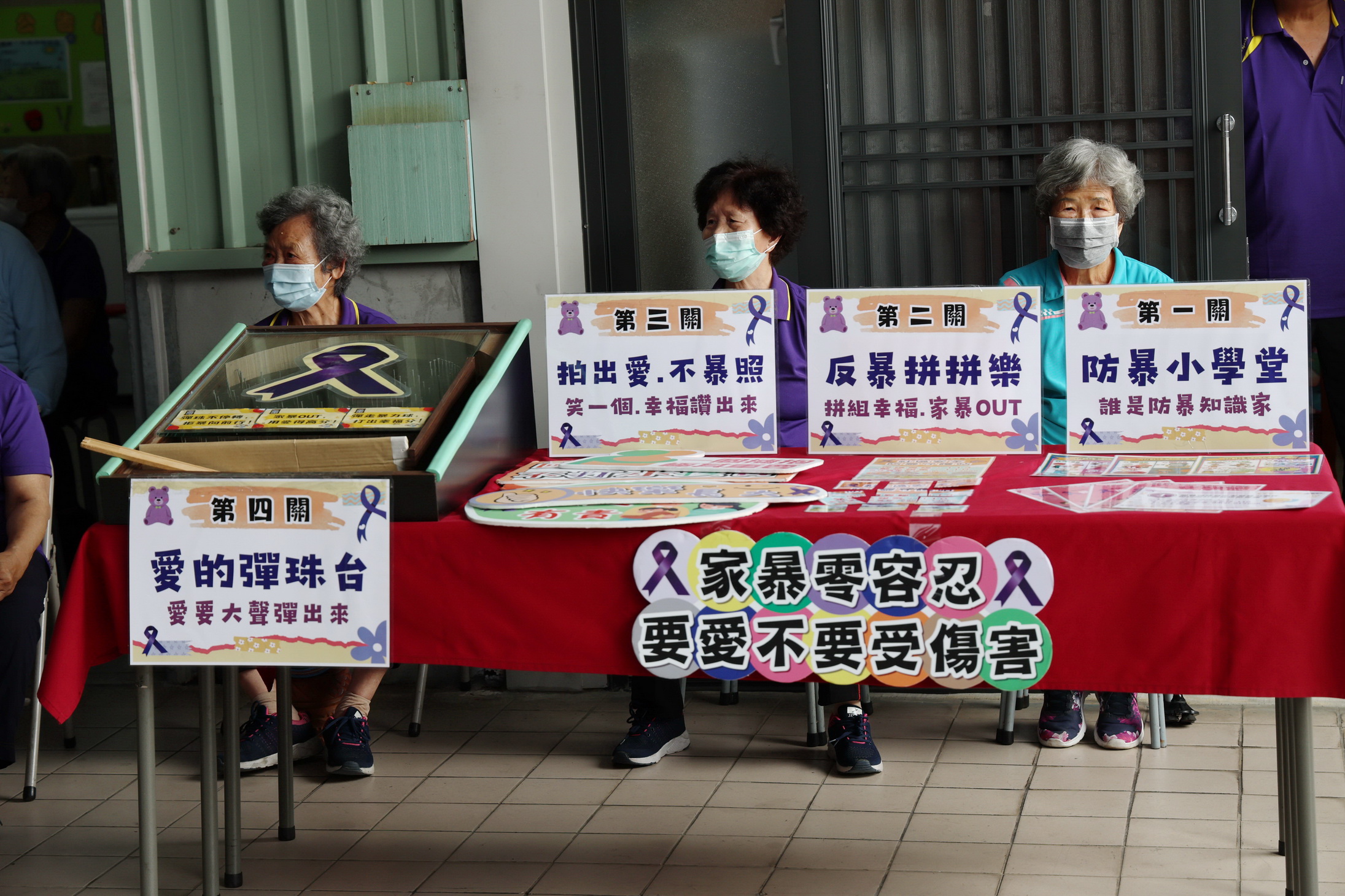 相關圖片3-投縣營南、敦和社區獲紫絲帶社區認證 許縣長親貼紅榜表揚