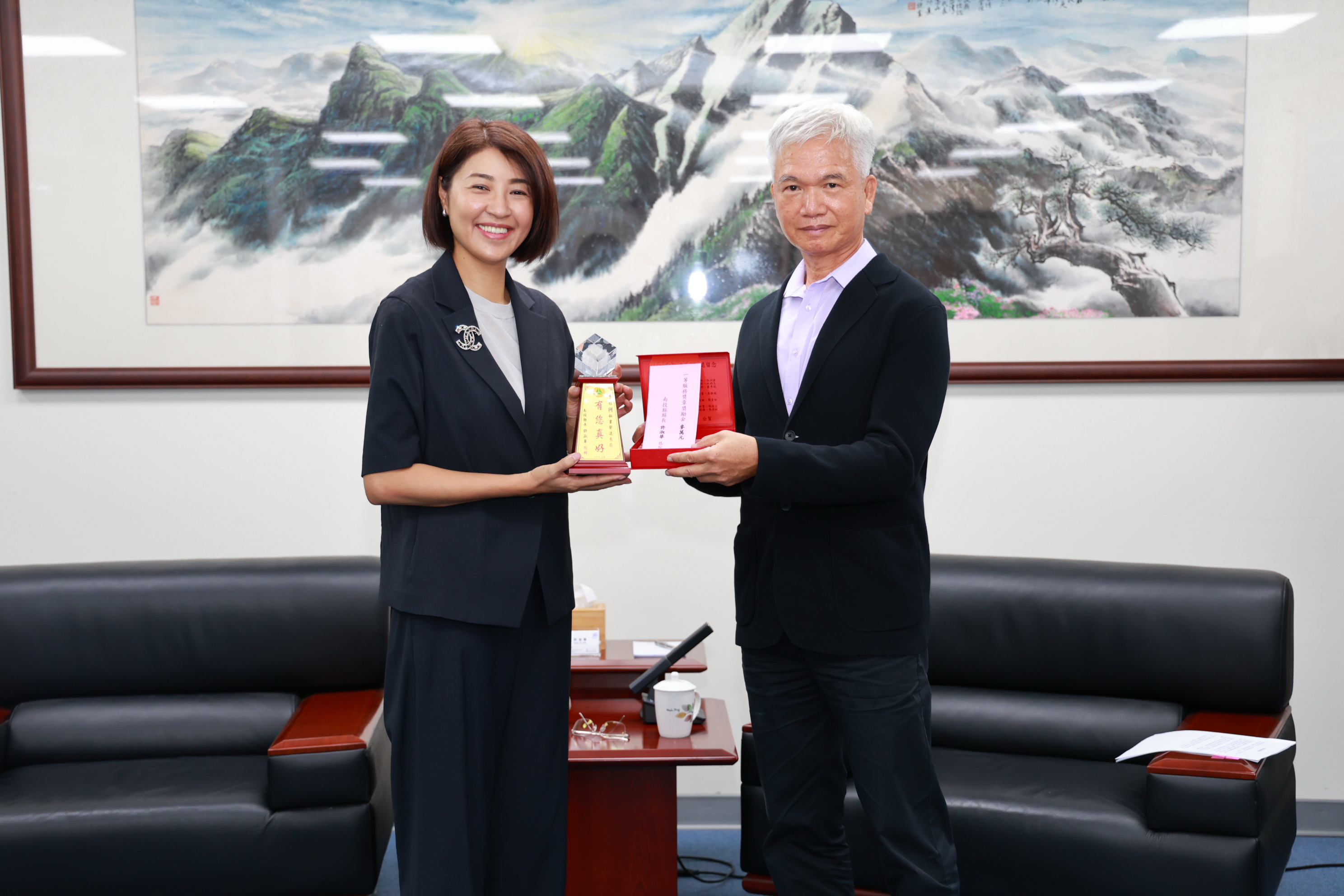 相關圖片5-縣府表揚6位退休人員　許縣長祝福感謝期傳承經驗