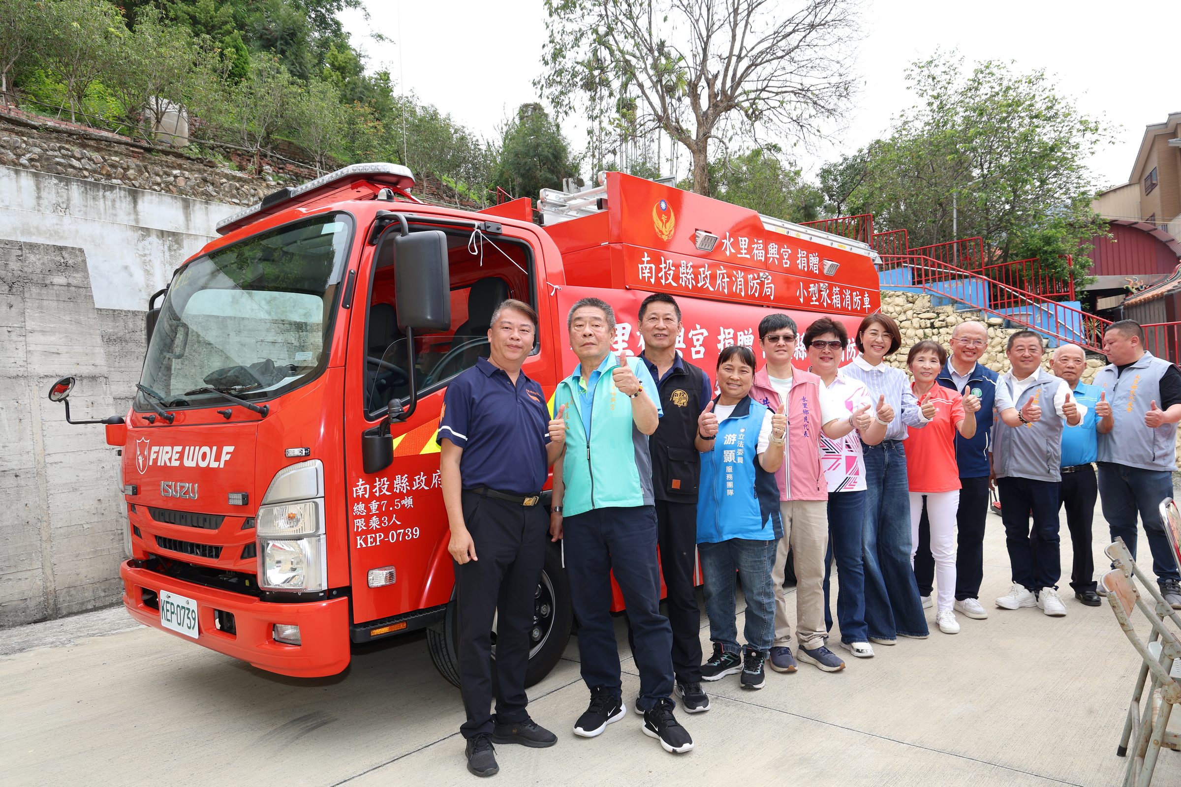 相關圖片6-土地公婆庇佑．福興宮慨捐500萬元消防水箱車  許縣長專程受贈感謝福興宮管委會造福鄉里