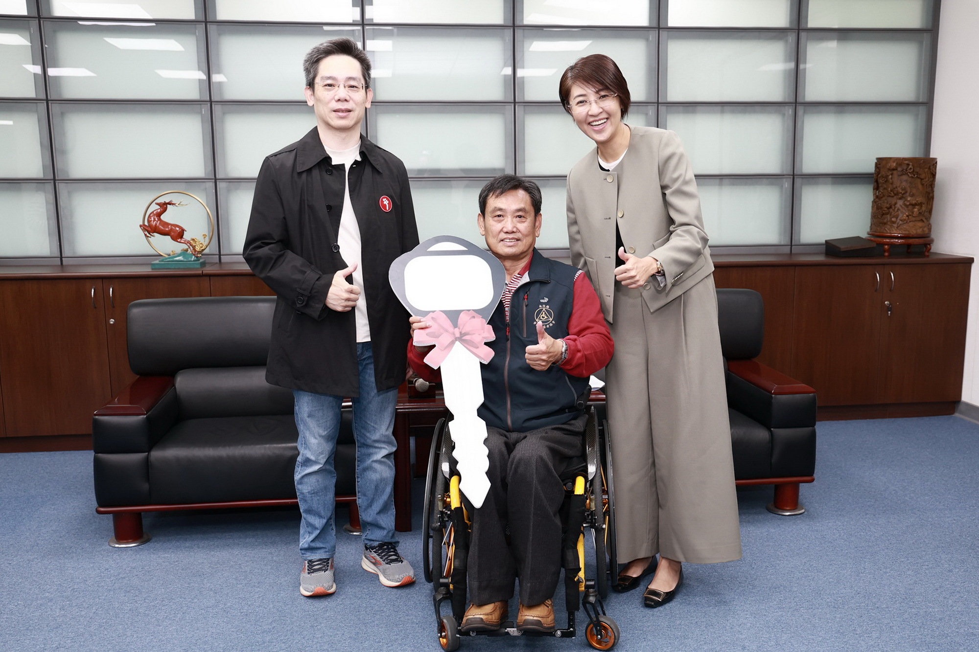 相關圖片1-許縣長感謝中華耆幼關懷協會捐贈本縣復康巴士